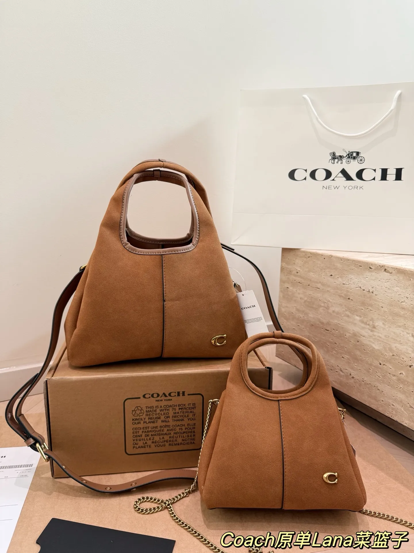 P180 P165 COACH LANA 23号单肩包​​ 👜COACH LANA 23号单肩包，荔枝纹头层牛皮，手感柔软耐用，浅灰调超百搭，通勤休闲都能轻松驾驭✨。小巧尺寸，手提斜挎随心切换，内部隔层方便收纳手机、钥匙、口红等日常小物。金色C字Logo点缀，低调又有辨识度，简约优雅风格，秋冬大衣、针织衫都能轻松搭配，实用又时髦！ 尺寸23cm16cm