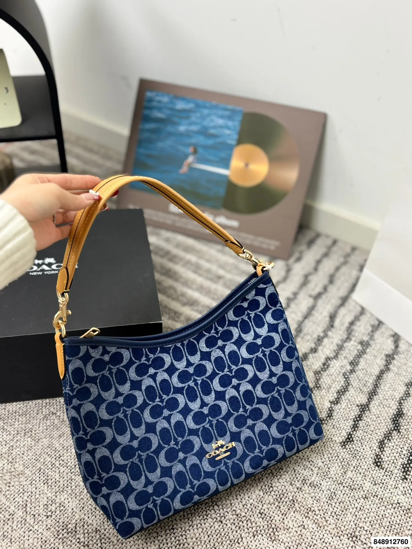 p190 配礼盒 蔻驰 新款laurel流浪包真的绝美 随性慵懒轻松拿捏 一长一短两条肩带 单肩斜挎手提腋下背 都可以随意百搭 内部有带拉链的侧兜可以用来放重要物品！ 尺寸：30*25