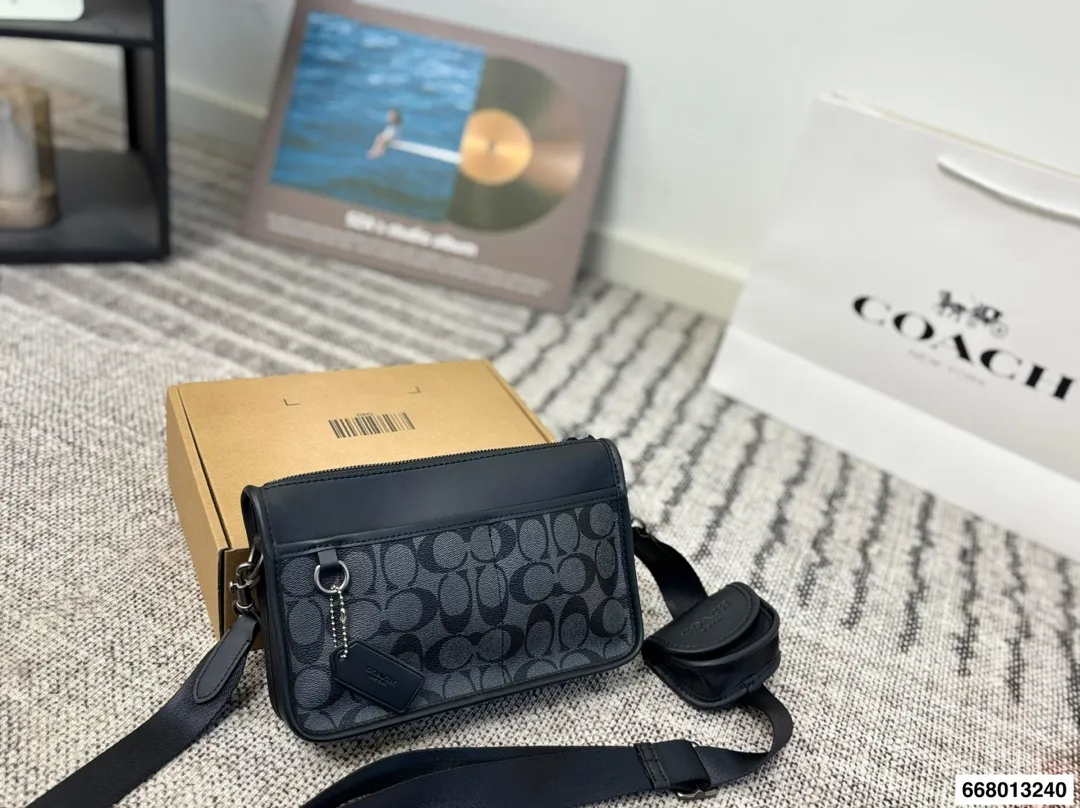 p140配礼盒 Coach男士相机包 拉链斜挎包 也可以拆掉肩带当手包 也可以背在胸前当胸包 多种背法 尺寸24.15