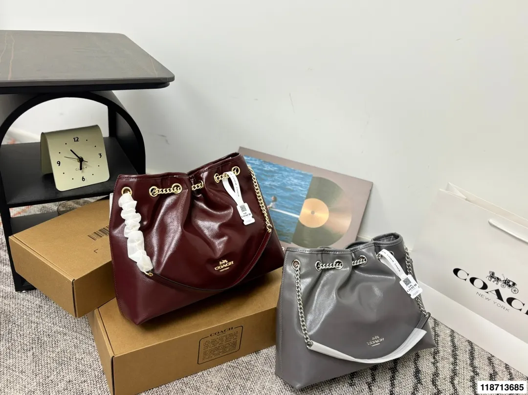 p185配礼盒 蔻驰Coach新款腋下包 流浪包麂皮质感太好啦 颜色搭配很有复古的感觉 高级又不失优雅 超有氛围感 通勤 休闲 约会通通可搭 尺寸34.26