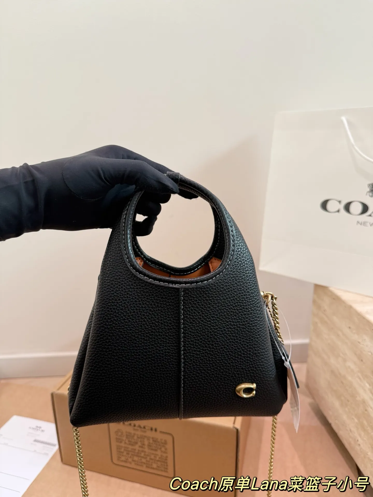 P165 COACH LANA 23号单肩包 👜COACH LANA 23号单肩包,荔枝纹头层牛皮,手感柔软耐用,浅灰调超百搭,通勤休闲都能轻松驾驭✨。小巧尺寸,手提斜挎随心切换,内部隔层方便收纳手机、钥匙、口红等日常小物。金色C字Logo点缀,低调又有辨识度,简约优雅风格,秋冬大衣、针织衫都能轻松搭配,实用又时髦! 尺寸16cm