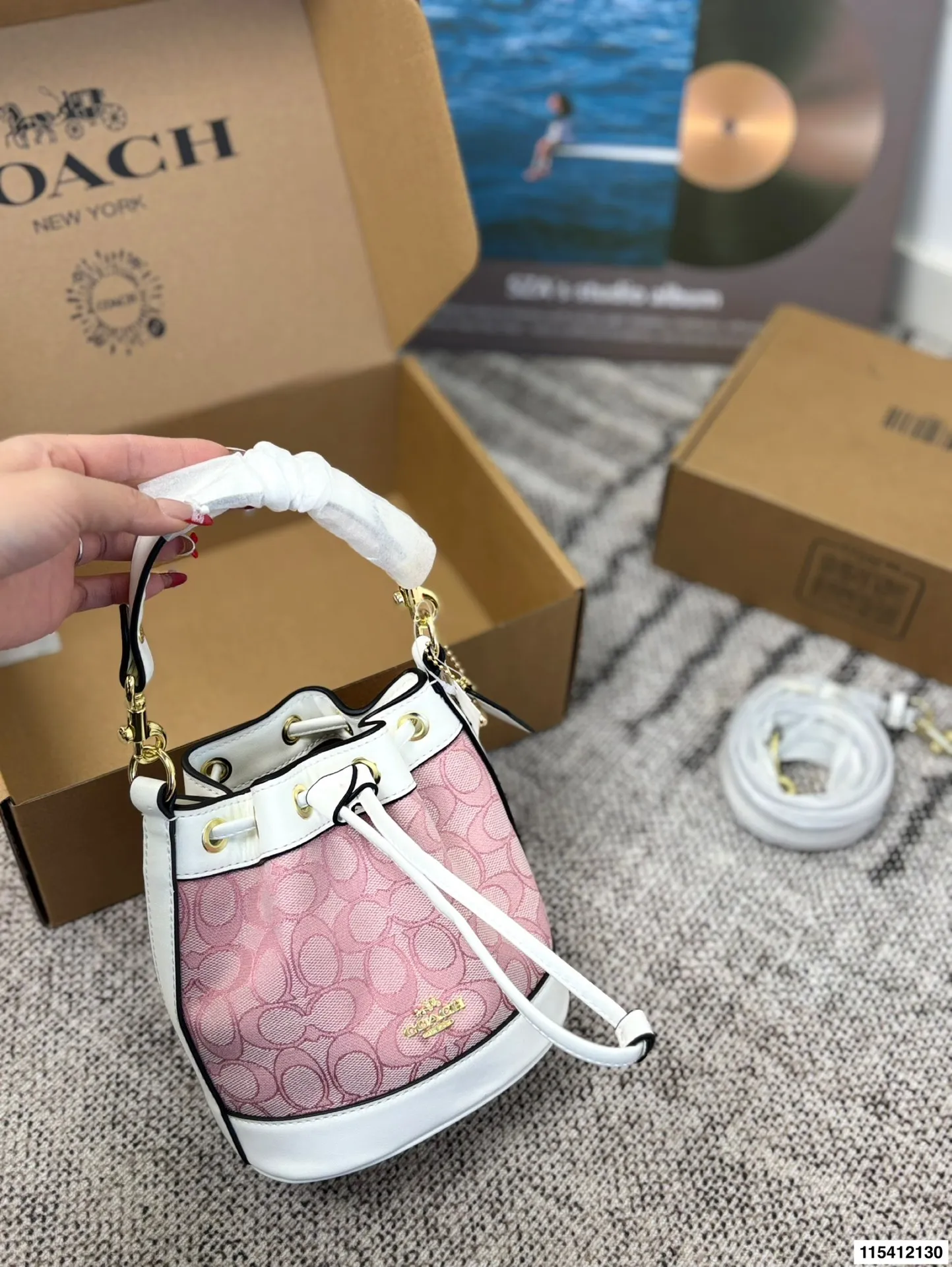 P130 Coach 配盒子 蔻驰水桶包 今天分享的这只包包和以往的水桶包有很大的区别哦 搭配感完全不一样 这只包包会更加淑女一些 采用抽绳系设计 便于开合使用 并且空间非常大 清新夏日 时髦轻便超百搭尺寸18.17