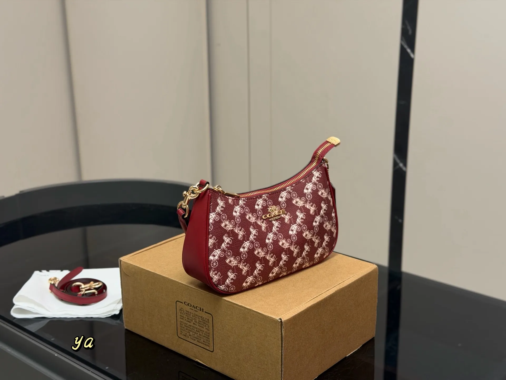 ¥130 飞机盒 size:24*13*7cm 蔻驰 Teri腋下包 ,香不蕾 腋下包设计天花板了哦! 配有2条肩带, 单肩斜挎都可以! 颜值💯💯💯 搜索🔍coach 蔻驰 腋下包