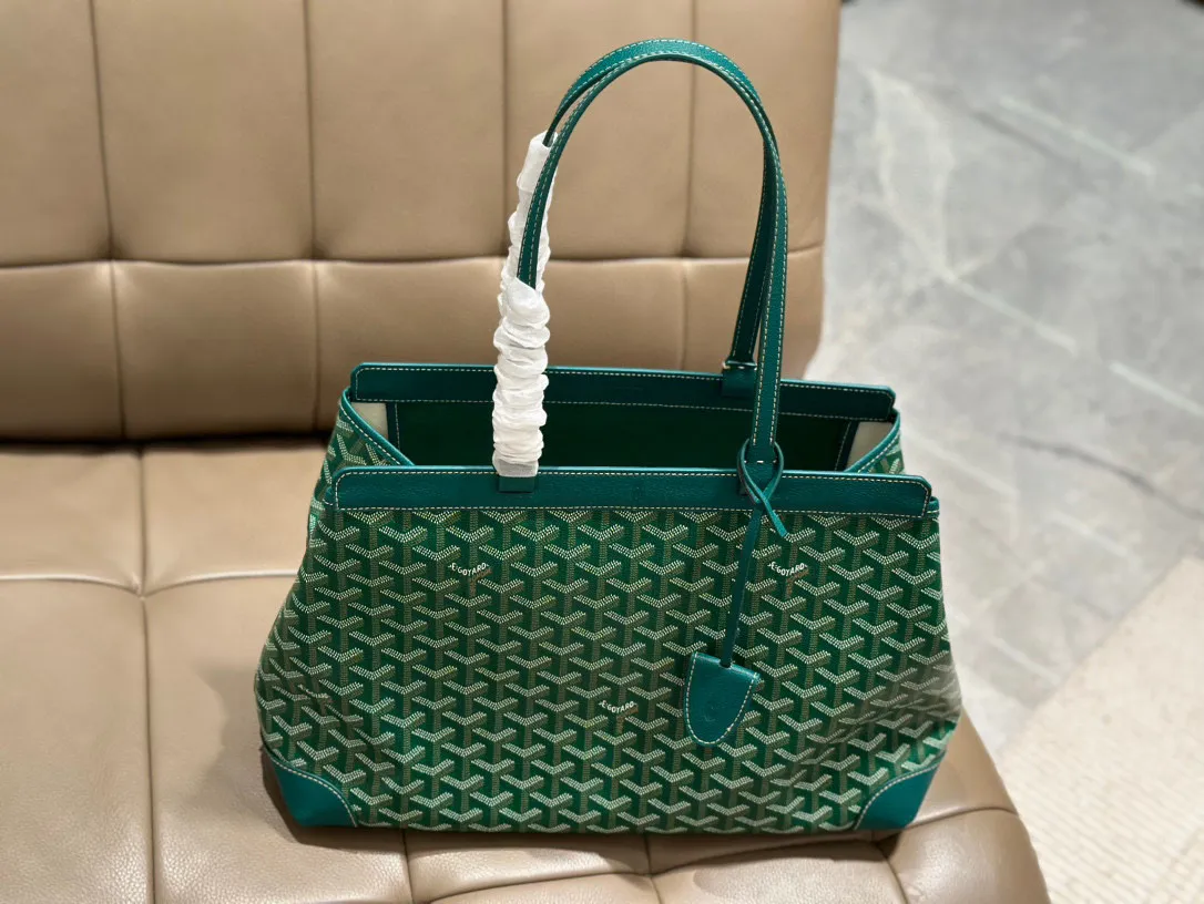 戈雅购物袋 p180 goyard Bellechasse Biaud通勤包白领金领必备款哦 通勤包,有型又轻便 内部底部附有底板,有支撑力, 并且是唯一-- 款自带包夹的款式36×26无盒