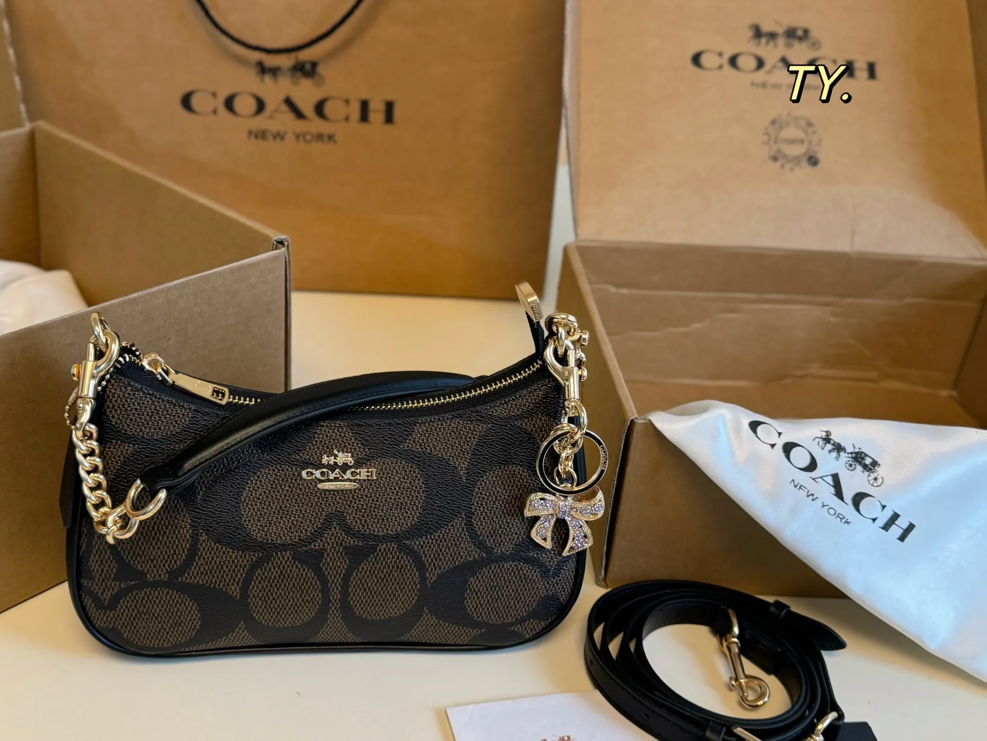 P140（折叠盒） size：23&times;13 COACH 蔻驰最🔥Teri腋下包💕 复古风，颜色配色超美的❗️ 腋下斜挎包颜值真的绝绝子👍 低调又大气，时髦又百搭！ 简简单单的高级感十足✅