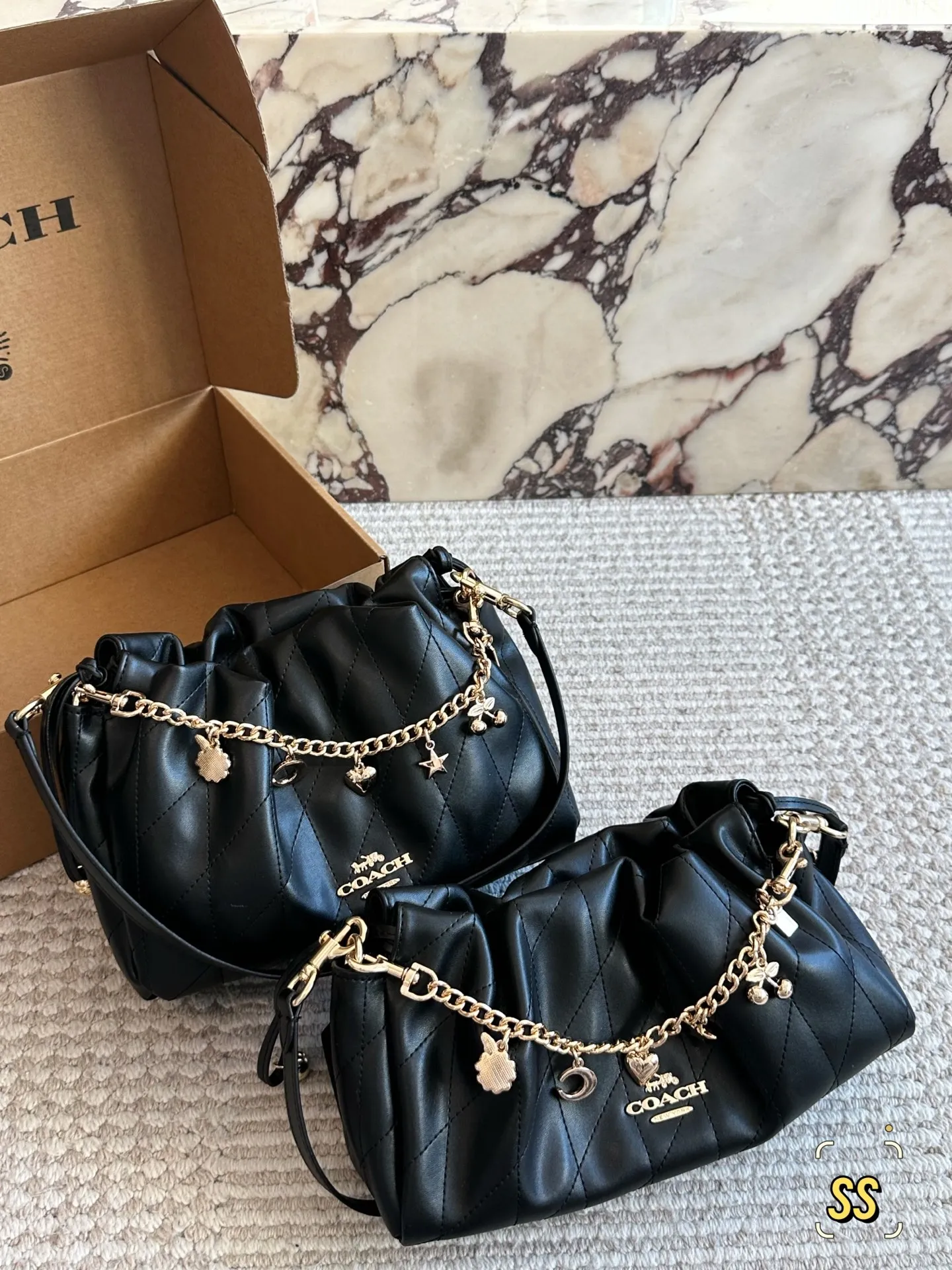 横版💰155、竖版💰160 圣诞礼物🎁云朵包软糯羊皮绗缝太戳心💘 姐妹们！Coach这次的新款Faye云朵包真的绝了！一上手就忍不住来分享✨ 迷你尺寸也太可爱了吧！比想象中能装多了~手机口红粉饼通通塞进去还有空间，日常出街完全够用。最惊艳的是全羊皮材质，摸起来像云朵一样软fufu的～手感绝绝子！ 高级感满满的绗缝工艺让整个包立体感up⬆️，光线下一照还有细腻的光泽。链条可以调节长短，单肩斜挎都好看，冬天配大衣简直气质爆棚！ 奶油白温柔到不行，同款还有黑色/焦糖色也超百搭。重点是不会像小羊皮那么娇气，耐磨度意外能打！横版23*18/竖版28*16