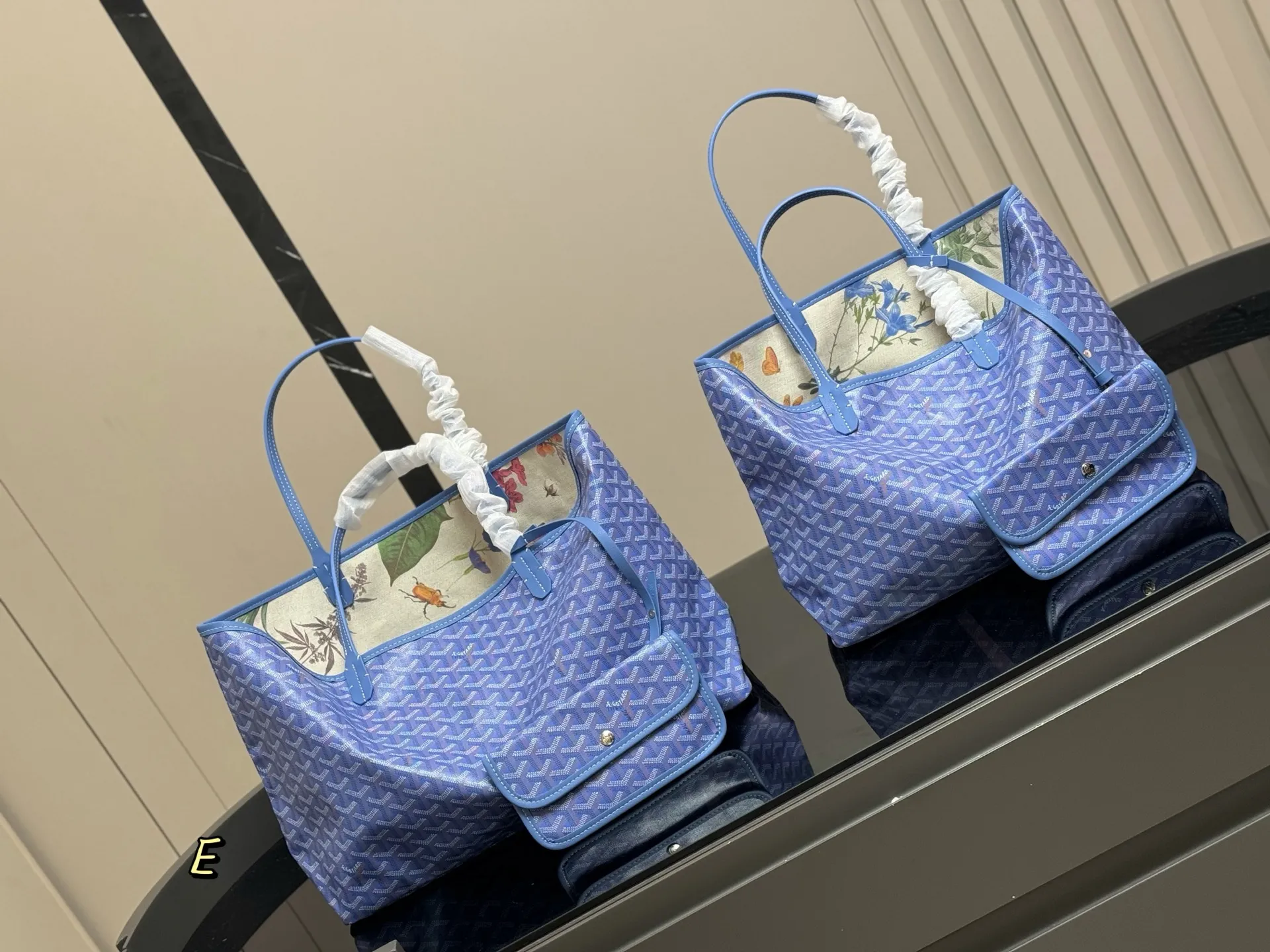 &yen;180 &yen;190（新款内里 升级版） size：34.28cm（中号） 42.29cm（大号） 戈雅Goyard购物袋🛍️ 从头到尾全部都是客订哦！ 另外收到的宝宝就会知道手腕带是立起来的[微笑][微笑] Goyard托特包日常使用率最高的包 又大又轻又软的狗牙！