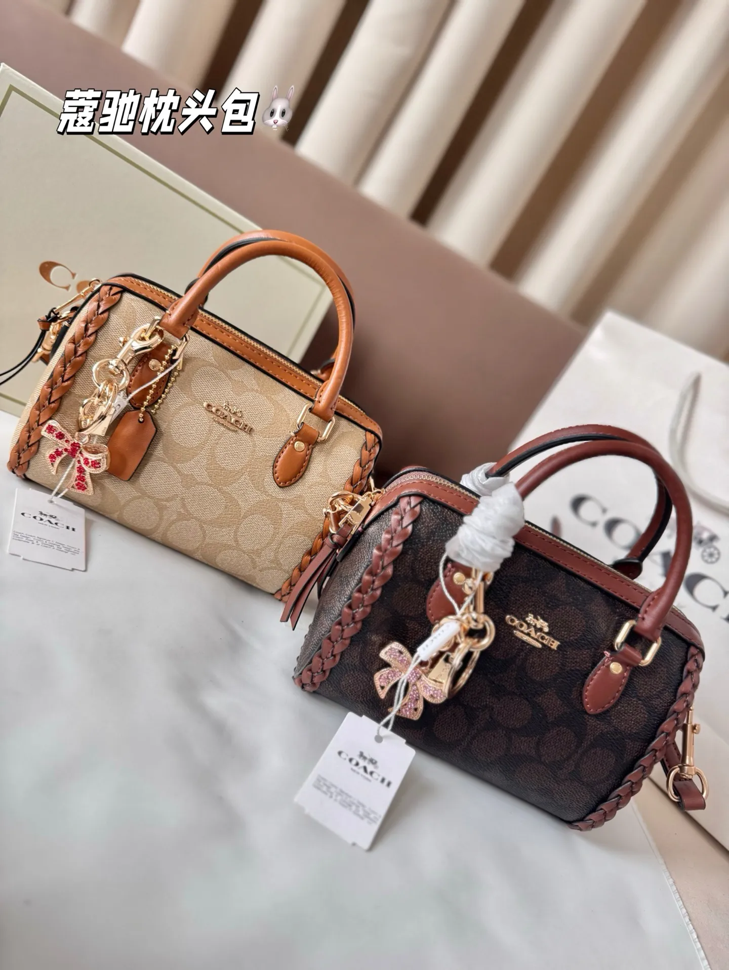 P165 配盒子 蔻驰枕头包出货 专柜同步 最新款 ❤️❤️🔥超级实用的款式 手提 斜挎多用款 原版电镀五金带logo 超级大牌 ‼️时尚百搭款式 不挑年龄段 喜欢的抓紧自留啦 尺寸:18*13