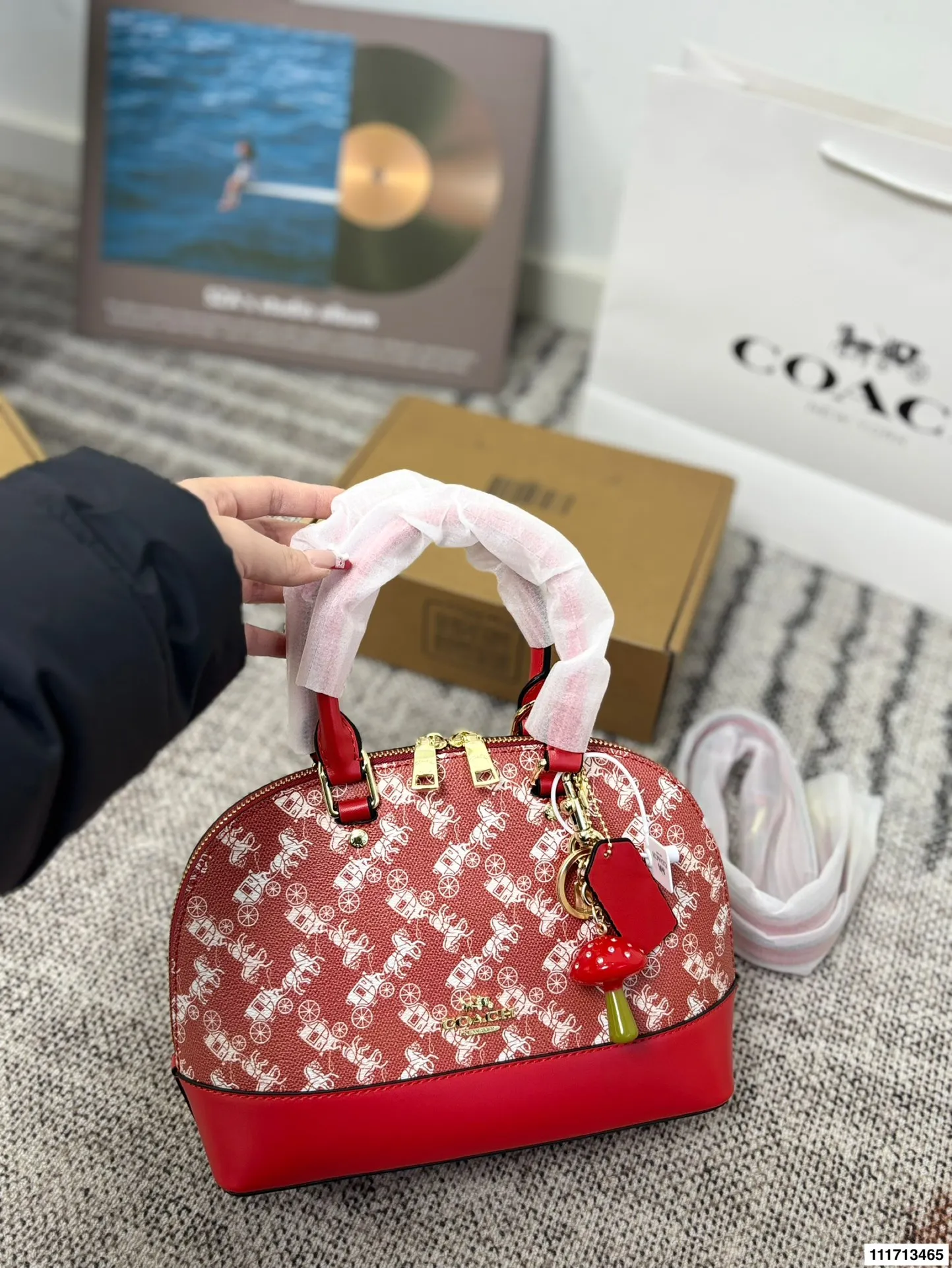 P165配礼盒 Coach蔻驰贝壳包， 贝壳作为通勤包，圆润的包身让人觉得与众不同，特别优雅。可以手提可以斜挎的多用设计，大容量的内里空间，爱了爱了。 尺寸25*19