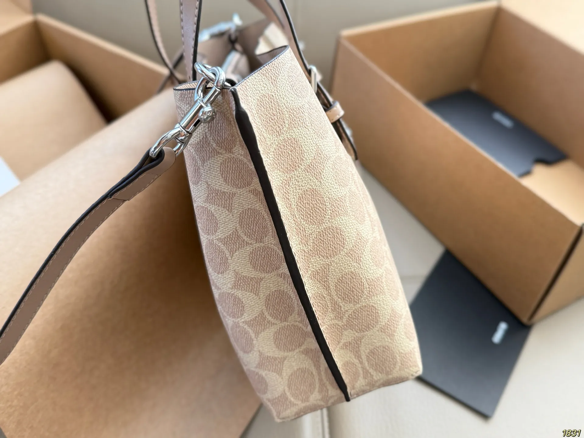 ¥170飞机盒 Coach 蔻驰托特包购物袋🛍️ 沈梦辰小姐姐身上背的今年 coach的新款 复古设计 简洁大方 特别有质感 官网预售中 随性好背 爱了爱了~ 尺寸25 20