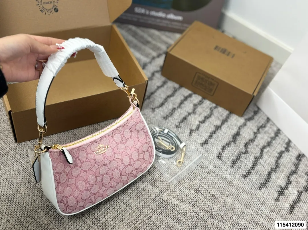 p120 礼盒包装🎁 COACH蔻驰 奥莱24新KLEO月牙豌豆单肩腋下包Coach🍉新款 蔻驰原单麻将包 ykk原单五金搭配精致面料 做工完美百搭神器 尺寸:24.13