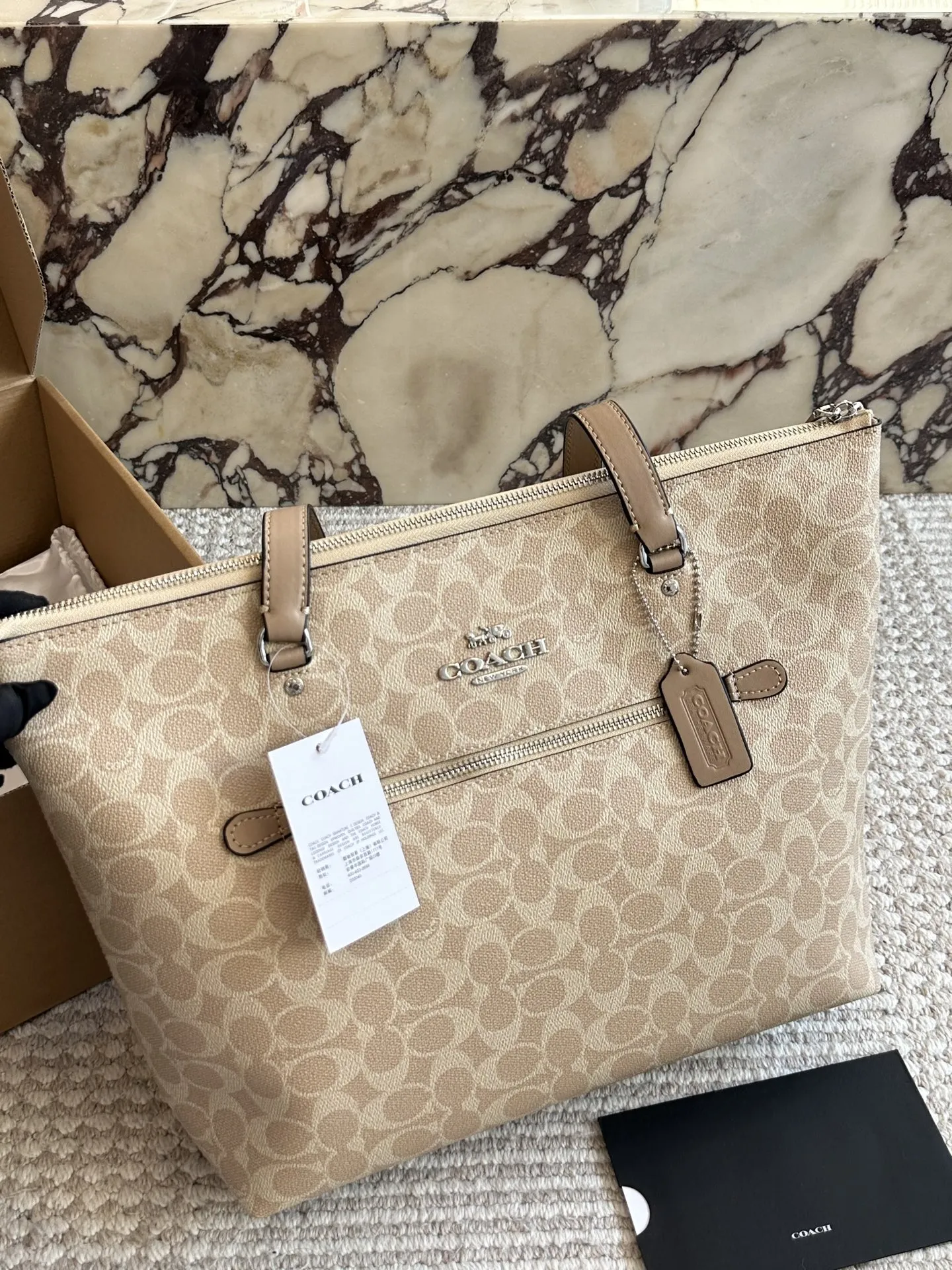 &yen;160 配盒 ✈️飞机盒 size：33 28cm c家 单面拉链款托特包/购物袋 大爆款 分分钟断货！ 搭配不同衣服 一年四季都可以用！ 搜索🔍coach 购物袋