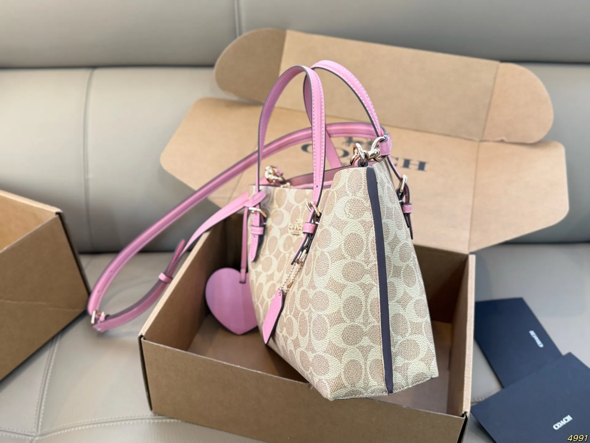 ¥180飞机盒 Coach 蔻驰托特包购物袋🛍️ 沈梦辰小姐姐身上背的今年 coach的新款 复古设计 简洁大方 特别有质感 官网预售中 随性好背 爱了爱了~ 尺寸25 20