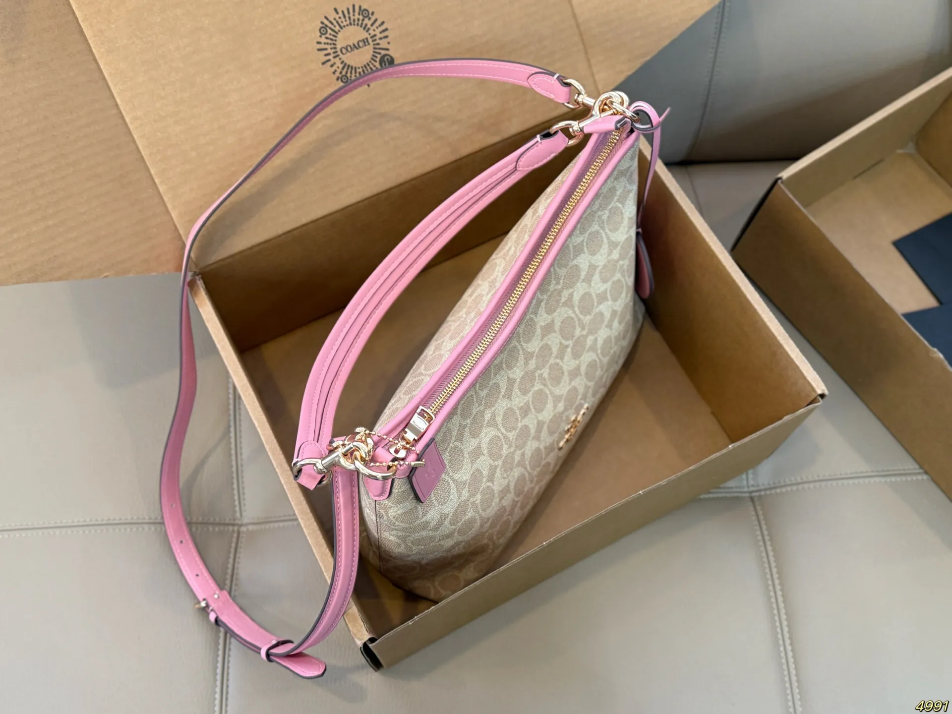 ¥175飞机盒 蔻驰COACH腋下包 配长肩带 单肩斜挎皆可 颜色搭配很有复古的感觉 高级又不失优雅超有氛围感 通勤 休闲 约会通通可搭 尺寸29 20