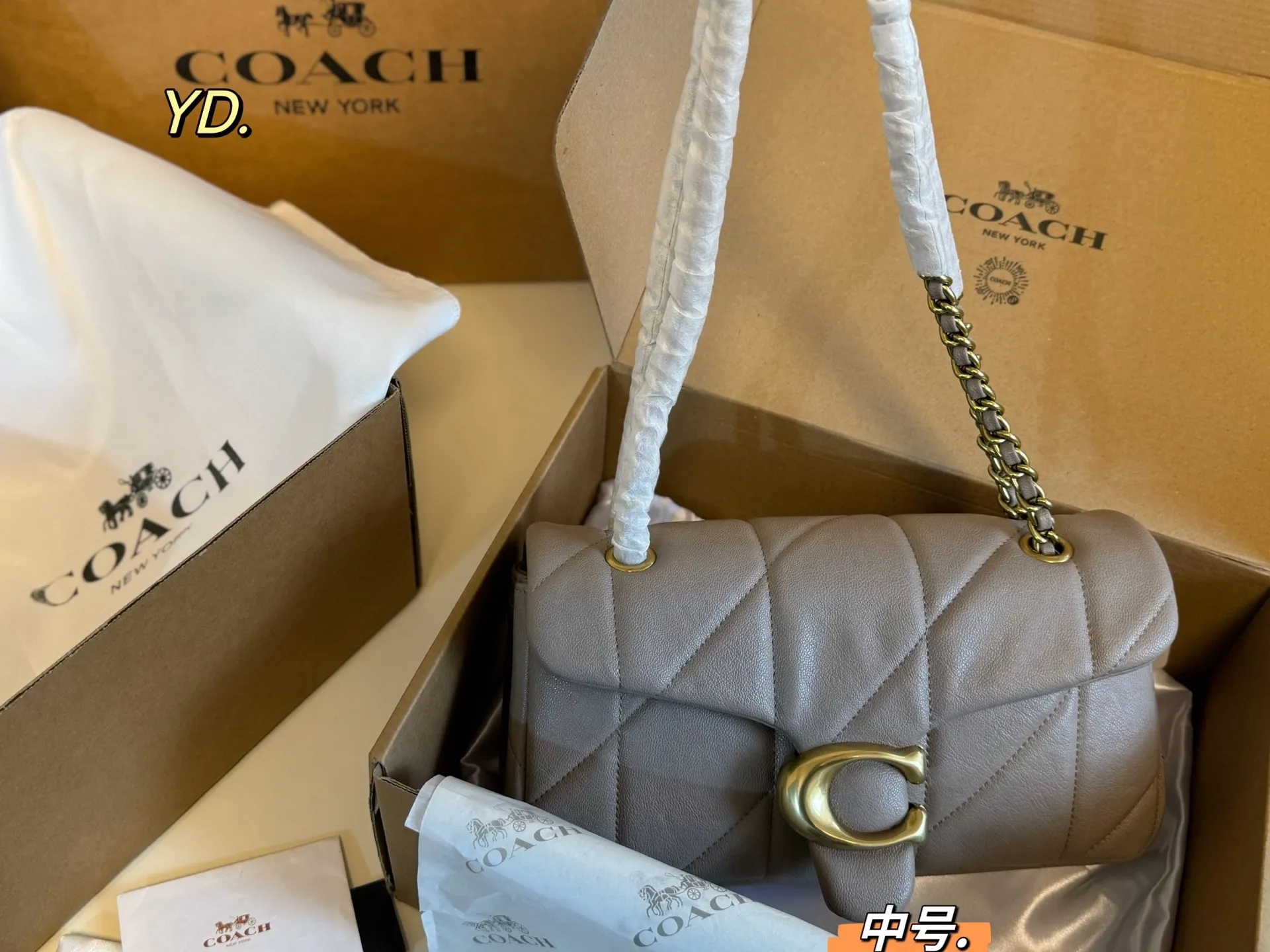 P185 中号(折叠盒) size:26×14中号 COACH蔻驰tabby酒神链条包💕 皮质触感软软的很舒服 可以腋下背也可斜挎背 一眼就爱上 甜酷女孩必备❗️