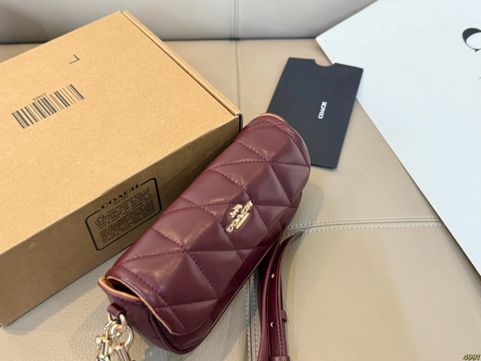 &yen;140飞机盒 coach蔻驰法棍单肩包 清新配色 一眼心动 手感柔软细腻 容量满足日常需求 又非常百搭 尺寸：20 10