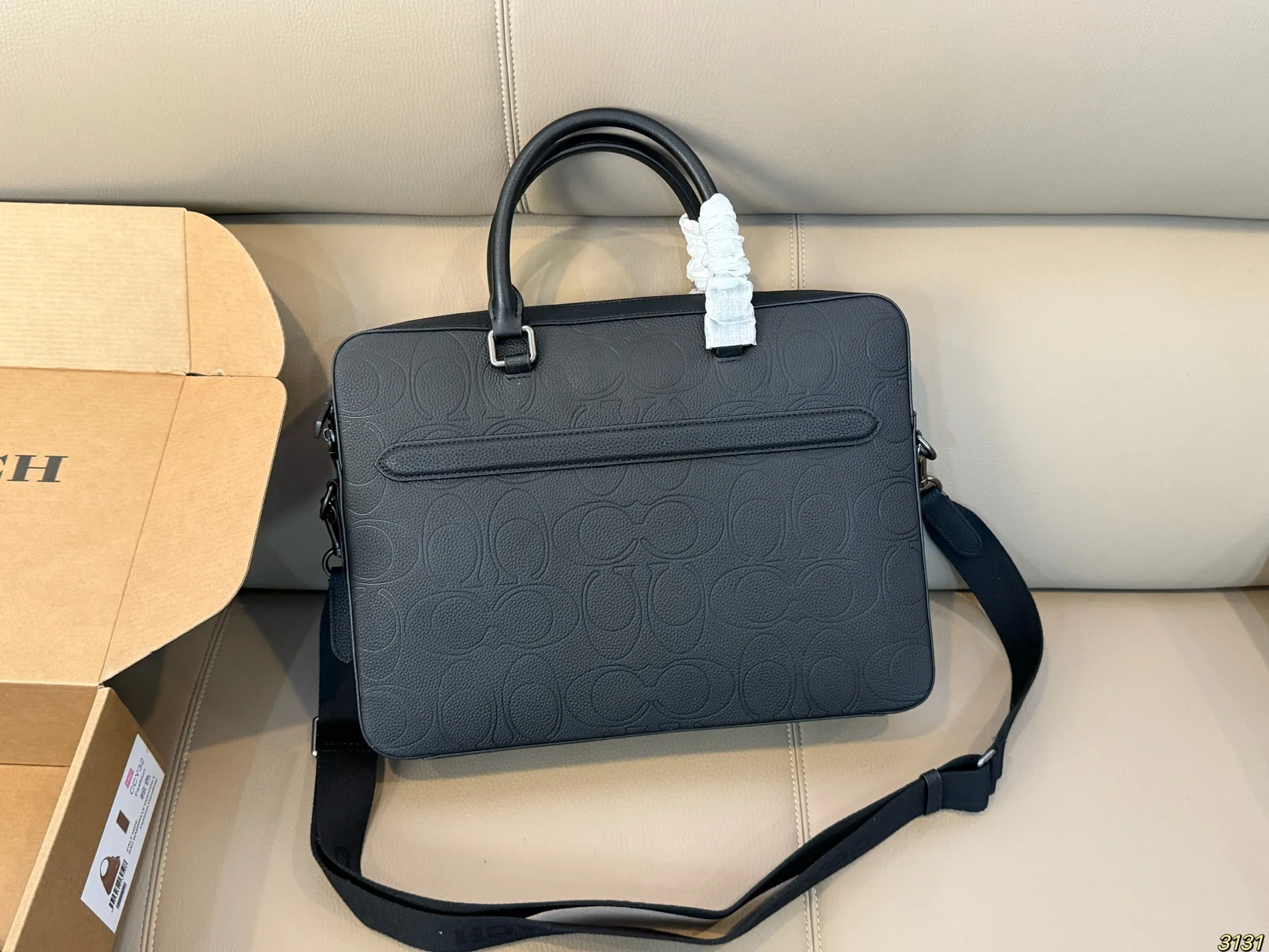 印花¥300压花¥320 蔻驰coach男士公文包 上身又酷又时尚容量超级可 任何风格都可轻松驾驭 尺寸38 27