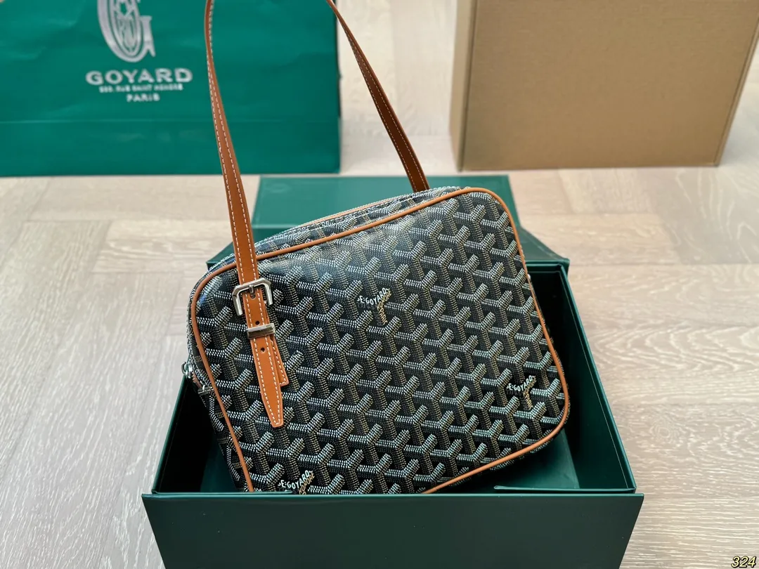 &yen;140折叠盒 戈雅Goyard腋下包 拥有新包就拥有好心情！ 简单的穿搭永远不过时，舒服随性耐看！ 点亮一下整体造型 实在太好看了！实物太美丽了！ 果然是一只实用又时髦百搭的包！！！ 尺寸23 19