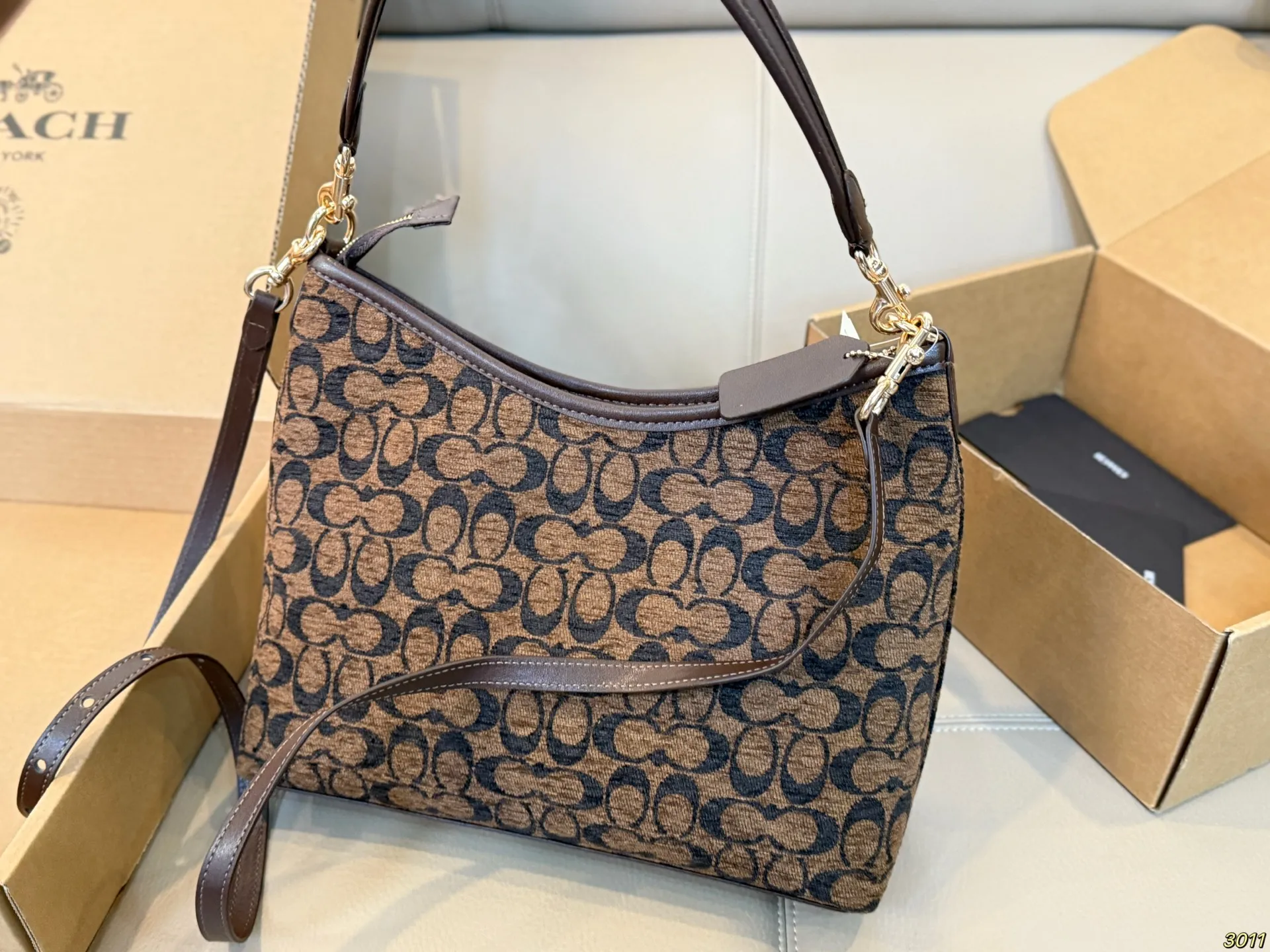 &yen;150飞机盒 蔻驰COACH 雪尼尔腋下包 配长肩带 单肩斜挎皆可 颜色搭配很有复古的感觉 高级又不失优雅超有氛围感 通勤 休闲 约会通通可搭 尺寸29 20