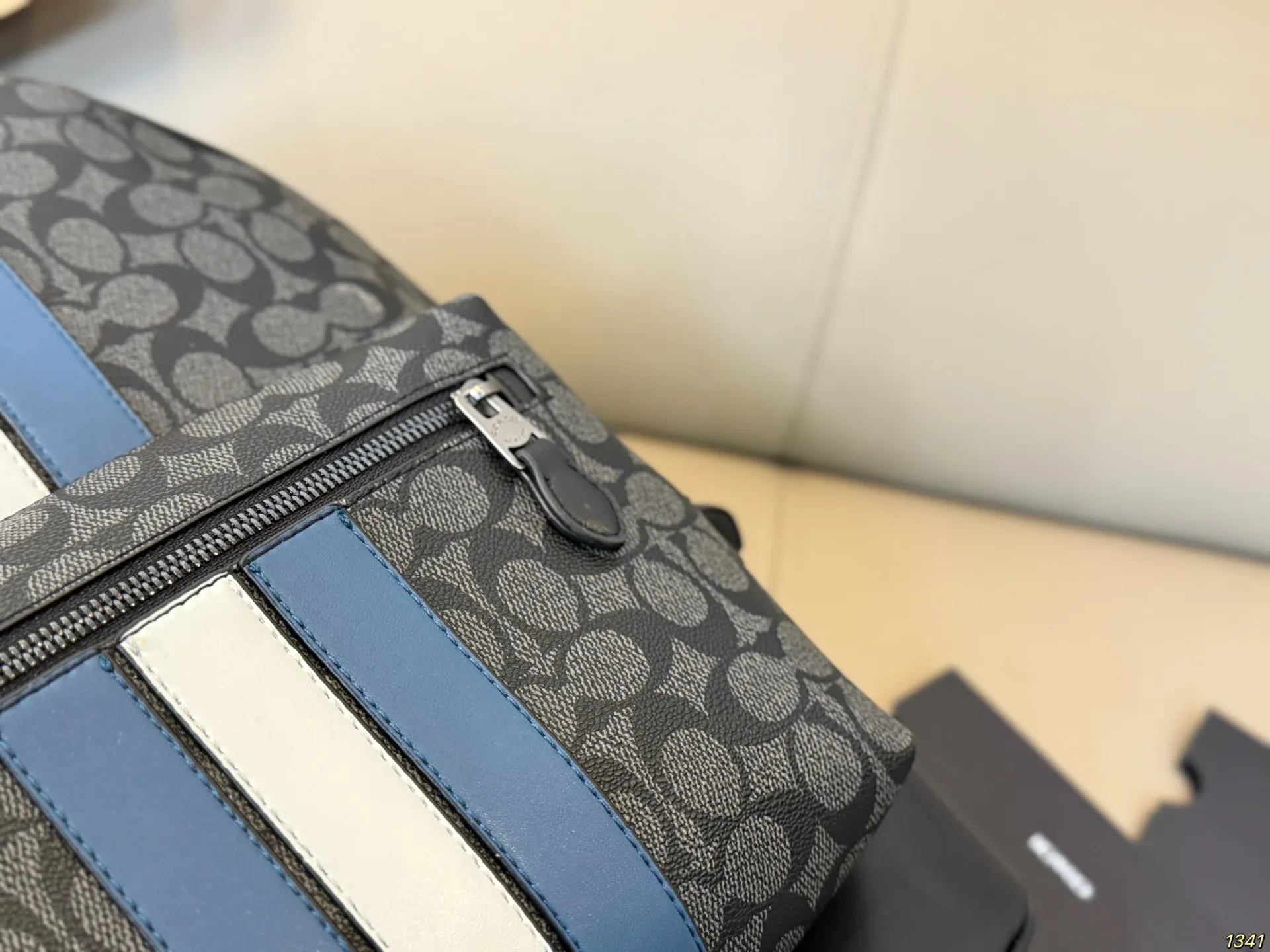 净版&yen;190蓝条&yen;200 蔻驰coach双肩包 经典中透露着时尚 有它旅游又安排起来啦！ 尺寸32 38