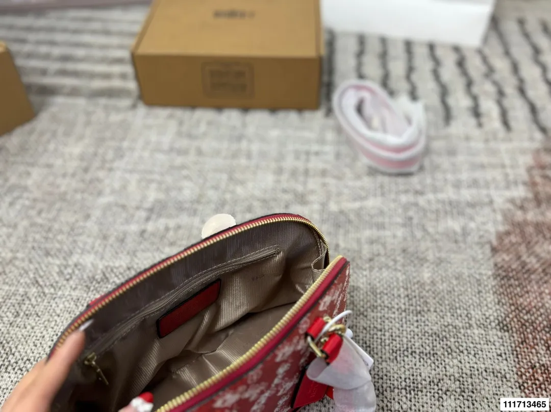 P165配礼盒 Coach蔻驰贝壳包， 贝壳作为通勤包，圆润的包身让人觉得与众不同，特别优雅。可以手提可以斜挎的多用设计，大容量的内里空间，爱了爱了。 尺寸25*19