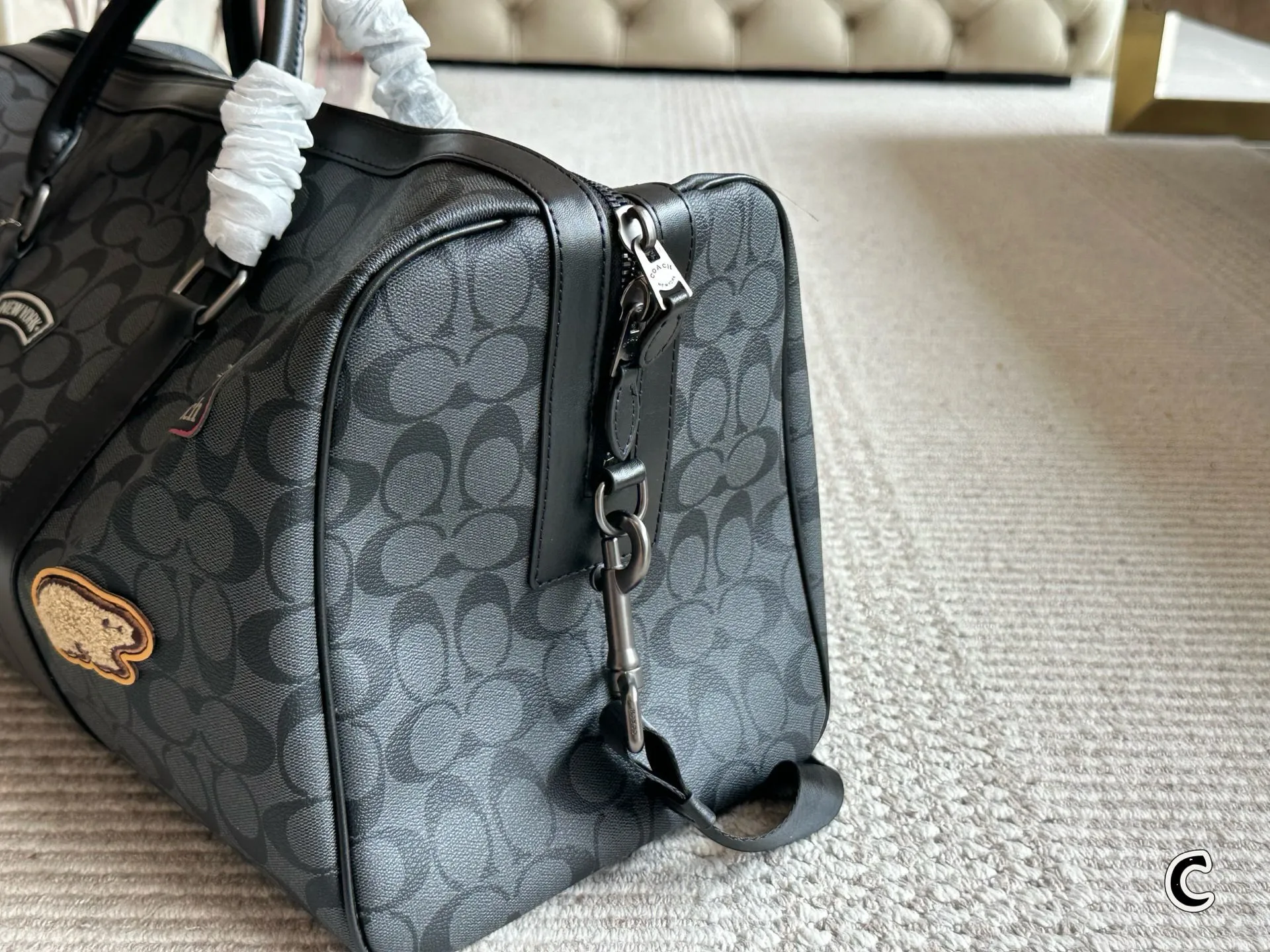 p180 男士必备COACH蔻驰旅行包 COACH蔻驰旅行包,通体采用PVC帆布涂层的材质,这种材质非常的耐磨、耐用,并且非常耐脏,非常适合我们用于健身或者短途的出差的使用,不但可以让自己的造型加分,功能性也很好同时还配备了长肩带,手拎、斜挎、单肩都是可以的,满足我们不同的一个着装 需求。#coach包包 45厘米