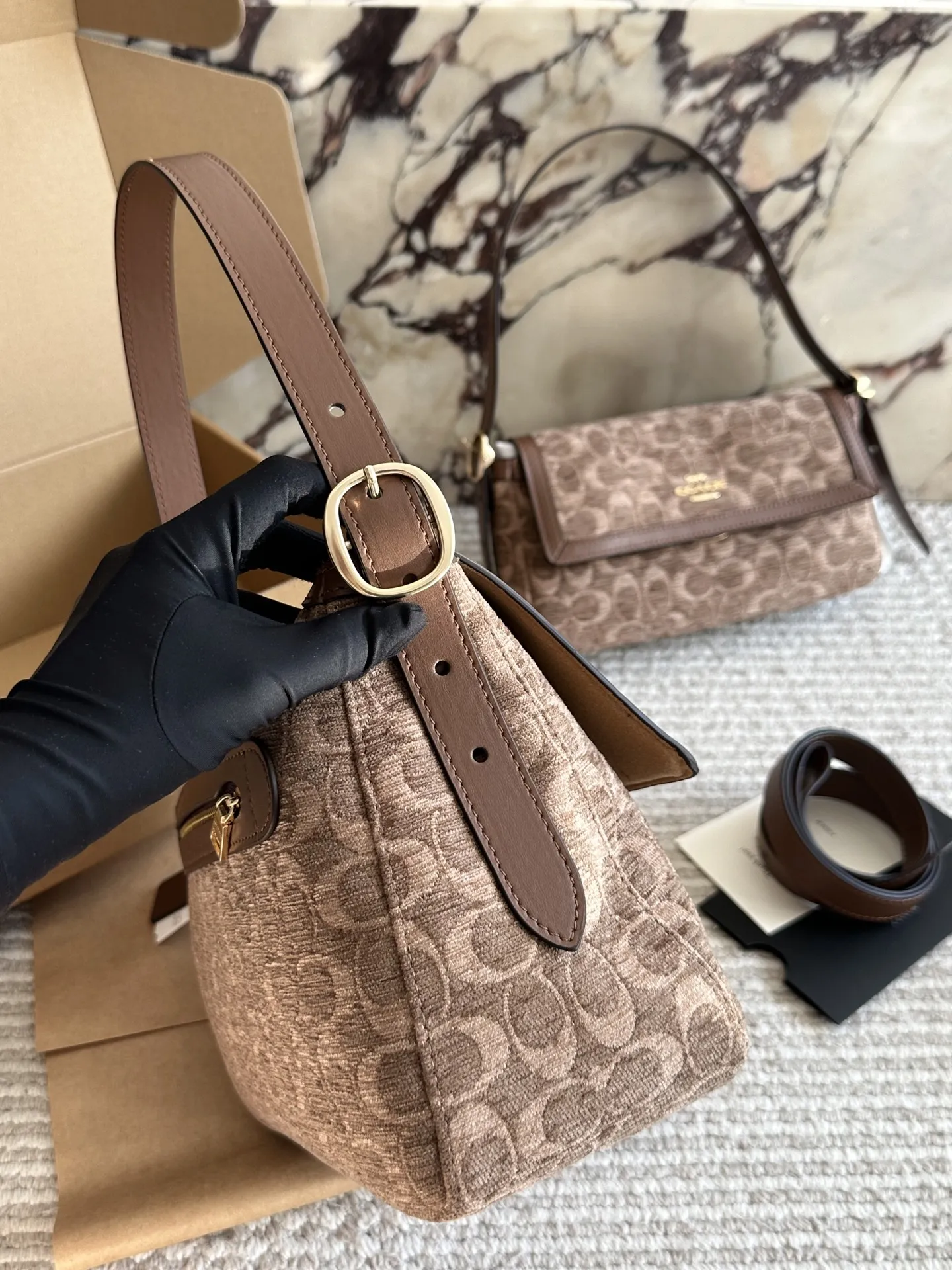 💰175 配盒 size:30 20cm C家 秋冬新品人气王 手提/腋下/斜挎/ 两根肩带 可调节长短 可切换不同风格哦!