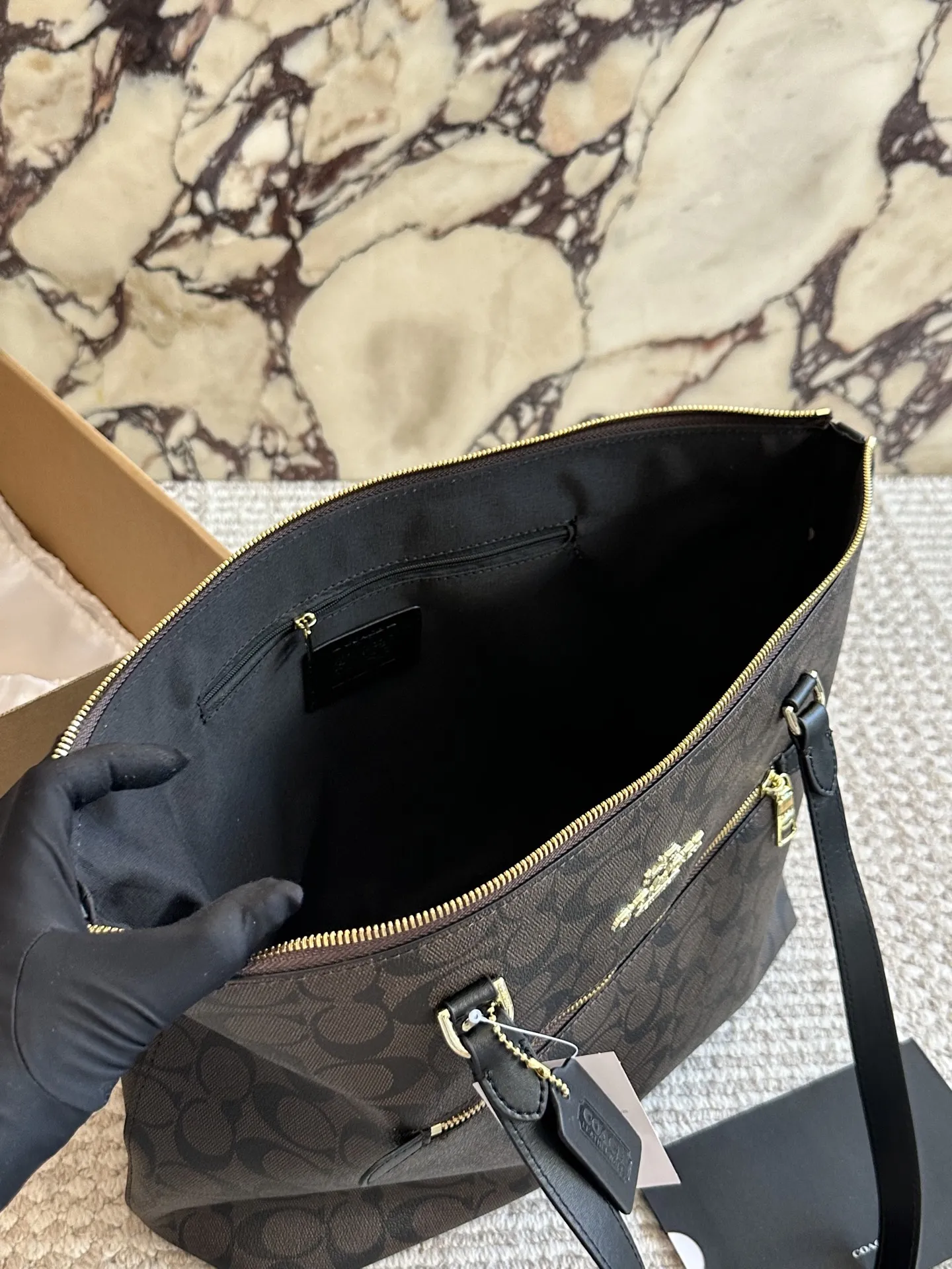 &yen;160 配盒 ✈️飞机盒 size：33 28cm c家 单面拉链款托特包/购物袋 大爆款 分分钟断货！ 搭配不同衣服 一年四季都可以用！ 搜索🔍coach 购物袋