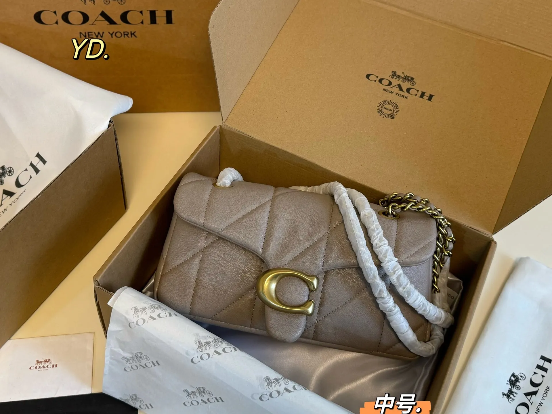 P185 中号（折叠盒） size：26&times;14中号 COACH蔻驰tabby酒神链条包💕 皮质触感软软的很舒服 可以腋下背也可斜挎背 一眼就爱上 甜酷女孩必备❗️