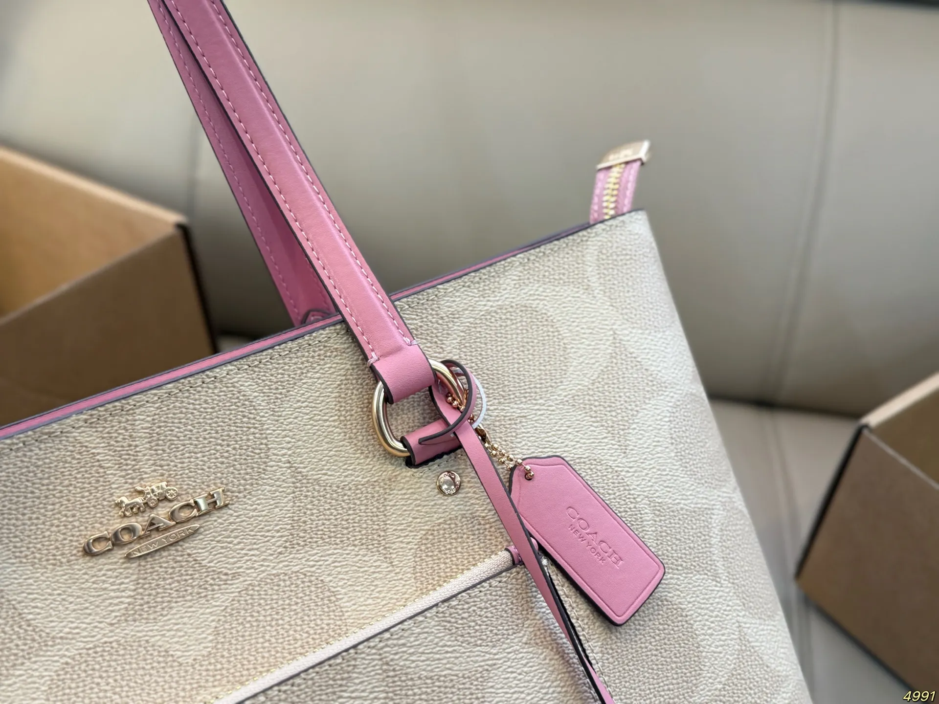 ¥185 蔻驰COACH托特包水桶包 心动一亿遍! 百搭 而且不挑身型 轻松搭出高级感 ! 身边闺蜜人手一个 尺寸37 27