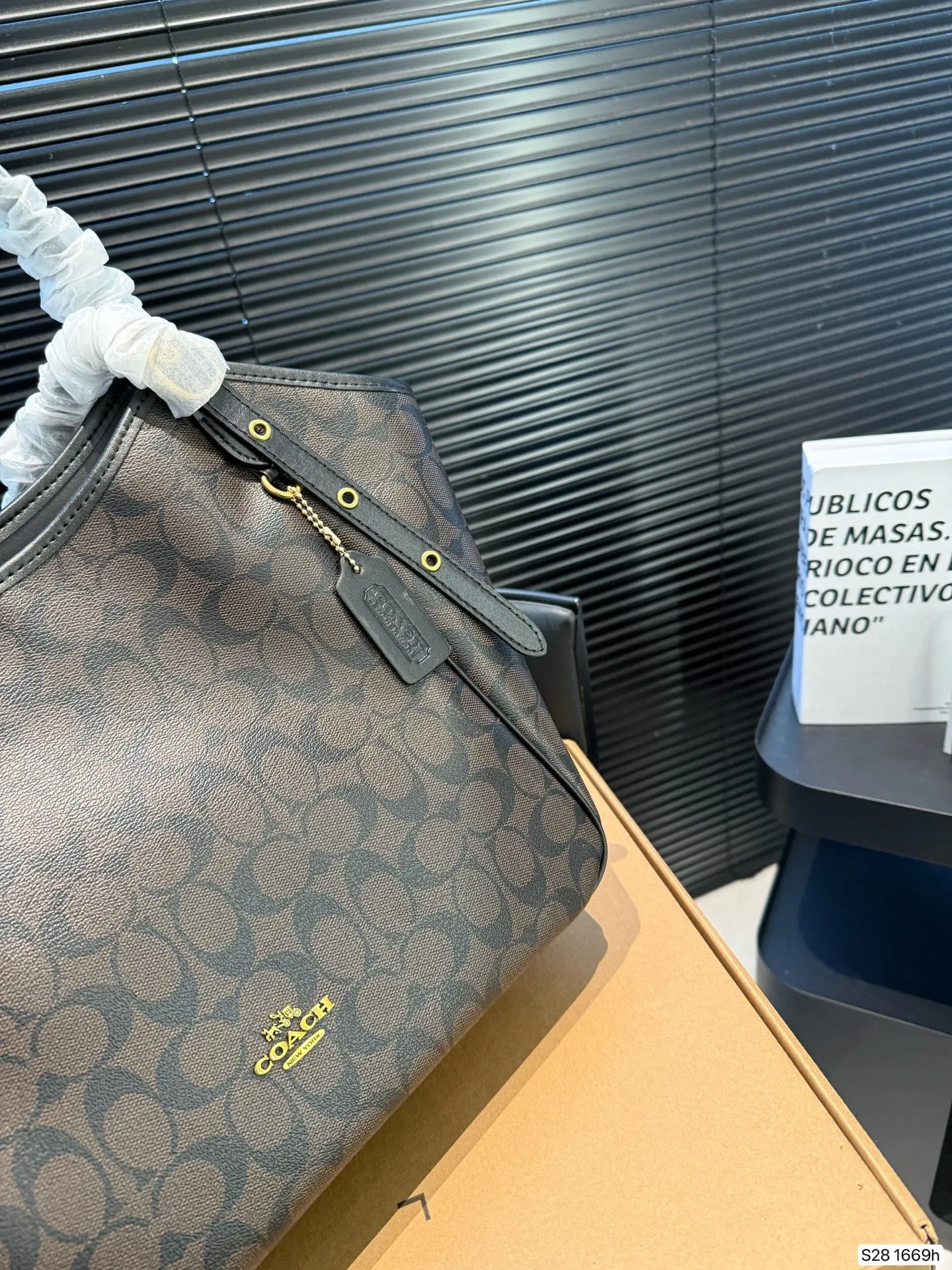 P190 配盒子 蔻驰实用通勤包妈咪包秋冬托特包 蔻驰COACH #coach托特包 手感软糯且富有质感，肩带可调节，手拎单肩都很不错，非常秋冬的一款，容量也很好，尺寸31 25 货号1669