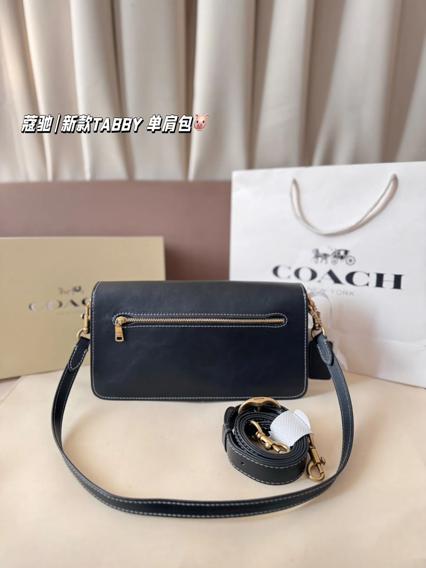 P195 配折叠盒 新罗蔻驰|新款TABBY 单肩包 本季的 Tabby 包 真的绝了! 触感柔软到上头~ 采用 Natural Grain 自然纹路皮革, 皮质更薄、更软,垂坠感特别自然, 背起来就是那种很松弛又很酷的 随性氛围感,真的太飒了! 这次推出的全新配色也超级适合秋冬, 低调高级、耐看又显气质。 属于那种越看越上头的颜色!🍂✨ 尺寸26*14