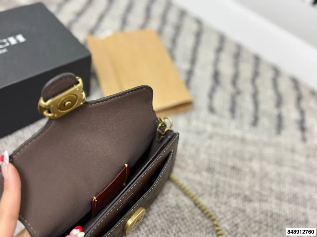 p190配礼盒🎁 coach.蔻驰酒神包新款𝘾𝙤𝙖𝙘𝙝-𝙏𝙖𝙗𝙗𝙮 这次的颜色搭配简直了 神仙配色!颜值又高又百搭 手提斜挎多用 蔻驰酒神!可爱又能装!手提斜挎都好看!尺寸:20*6*11cm