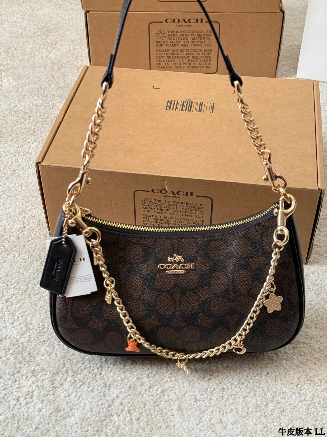 牛皮版本 p145 COACH 蔻驰 teri 腋下包 Coach蔻驰最热的腋下包上身来了 Teri系列最热腋下包 大麻将包的升级款,浅色特别好配衣服 整个就是气质和时尚的化身~不压个子而且好看 配色很潮,大小刚好挺合适 #蔻驰COACH 尺寸24 15cm