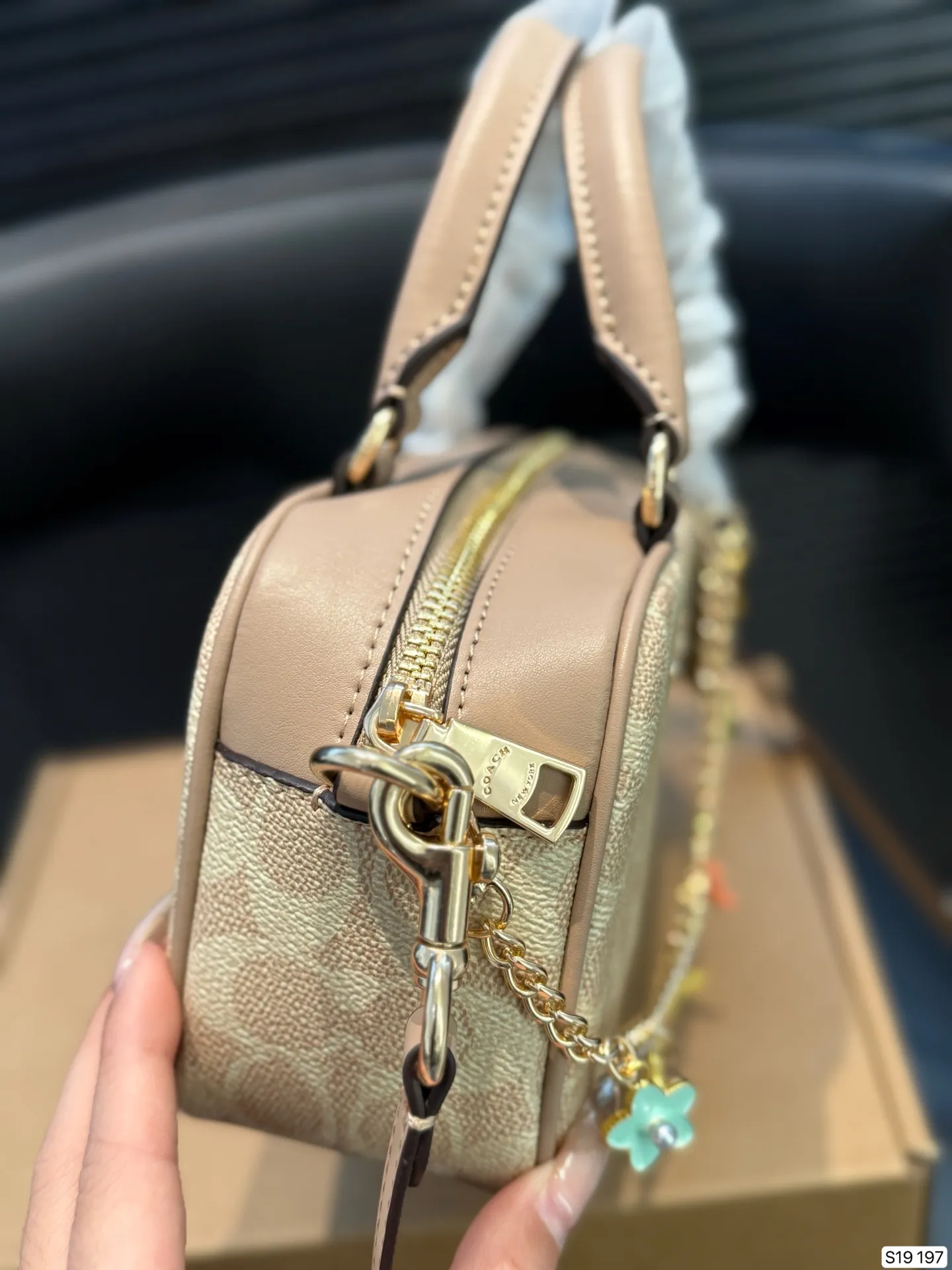 P145 配飞机盒 蔻驰 COACH 相机 复古优雅 满满的高级感 大小适中 容量感人 休闲正装皆可轻松驾驭 尺寸20 12 货号197
