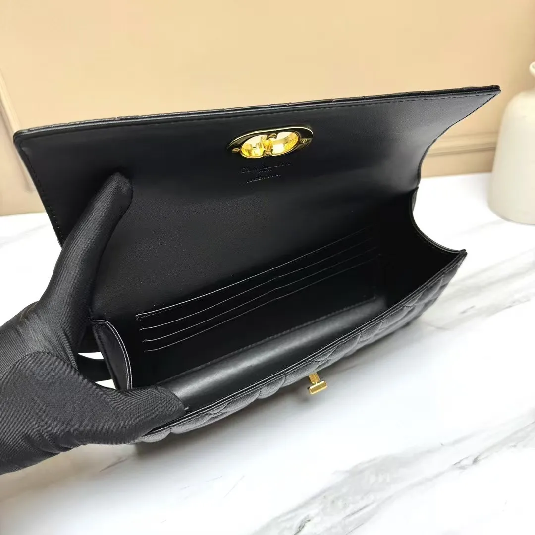 💰205包邮‼️ CE 秋冬系列新品TEEN LOLA 登场 ✅奶昔好物推荐 📖 凯旋门家族又一封神作、黑金handle case 上线🈺 斜跨肩带🉑️延长至57cm,手柄设计拎起来非常千金感✴️ 恰到好处的精致感,小巧又实用,堪称造型王者 秋冬衣櫉必备 尺寸:22*11*5cm