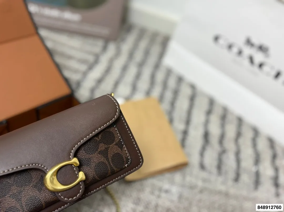 p190配礼盒🎁 coach.蔻驰酒神包新款𝘾𝙤𝙖𝙘𝙝-𝙏𝙖𝙗𝙗𝙮 这次的颜色搭配简直了 神仙配色！颜值又高又百搭 手提斜挎多用 蔻驰酒神！可爱又能装！手提斜挎都好看！尺寸：20*6*11cm