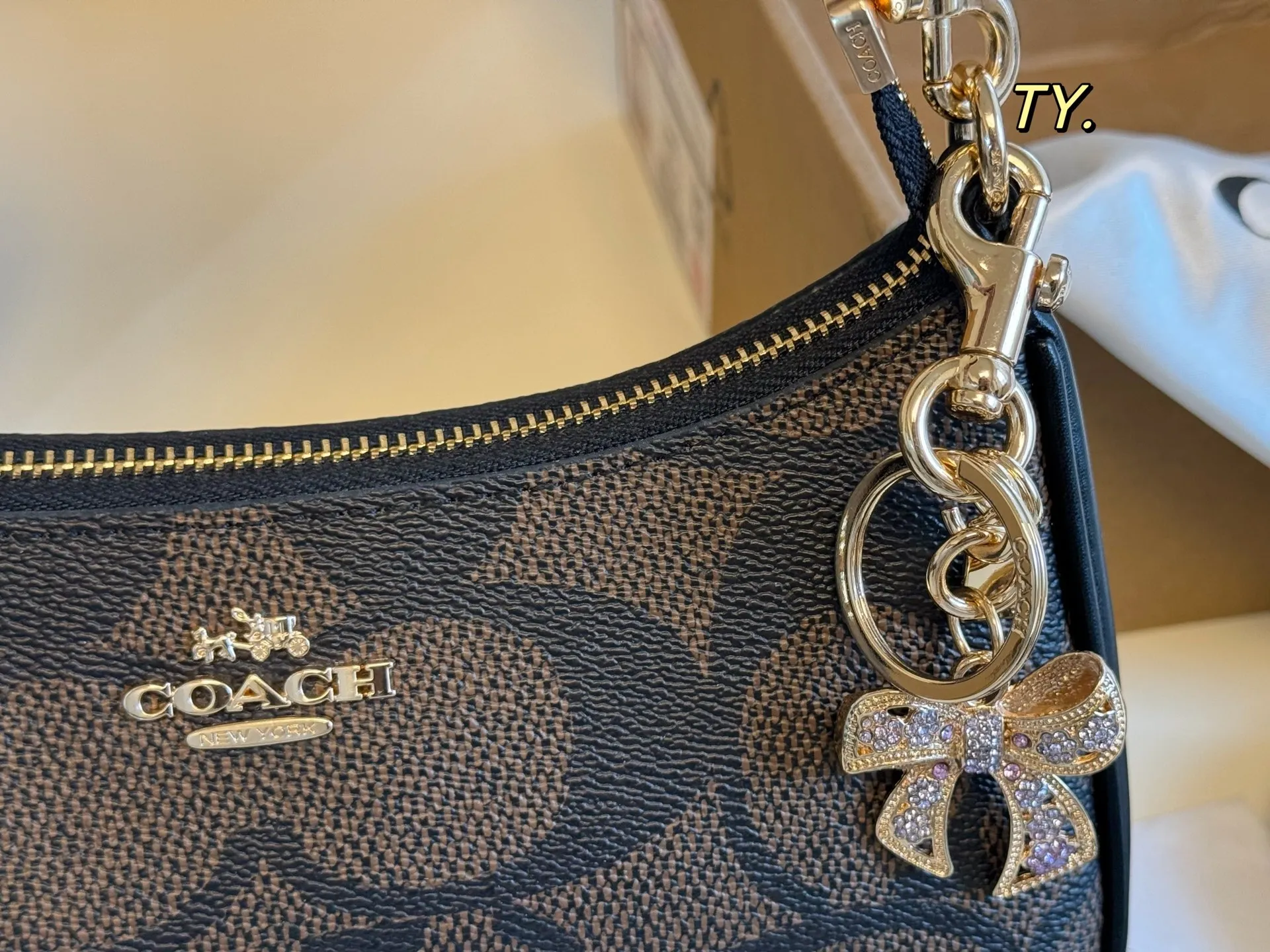 P140（折叠盒） size：23&times;13 COACH 蔻驰最🔥Teri腋下包💕 复古风，颜色配色超美的❗️ 腋下斜挎包颜值真的绝绝子👍 低调又大气，时髦又百搭！ 简简单单的高级感十足✅