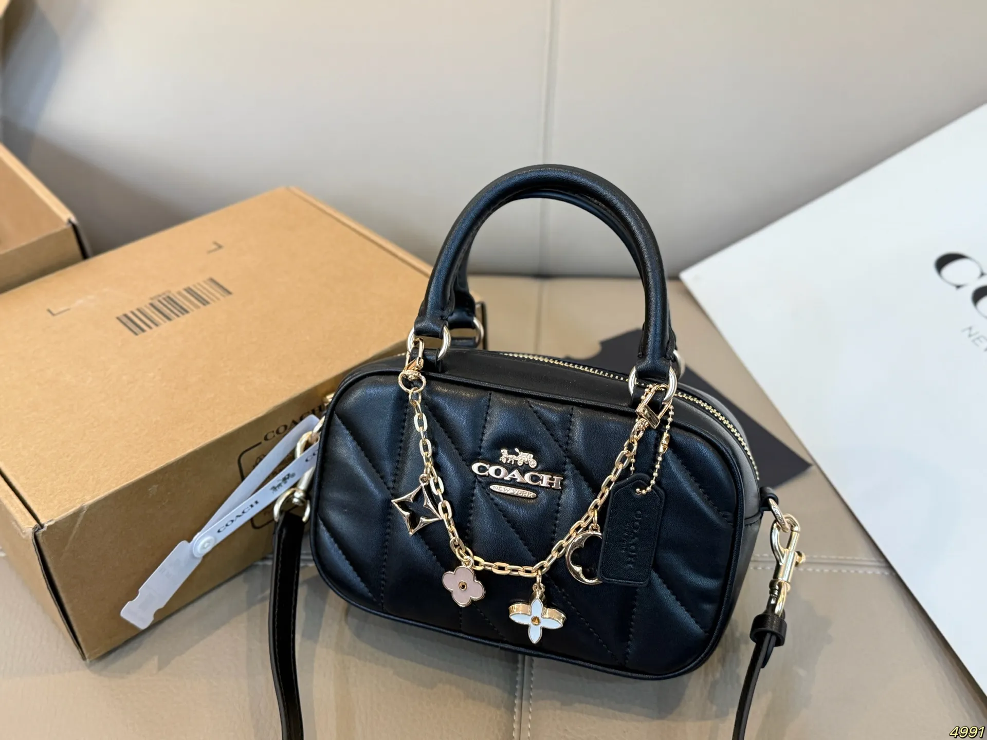 &yen;145飞机盒 蔻驰COACH 保龄球包 手提包 手提单肩斜挎皆可 简直无法拒绝 超显气质 高级感十足 集美必入款 尺寸20 12