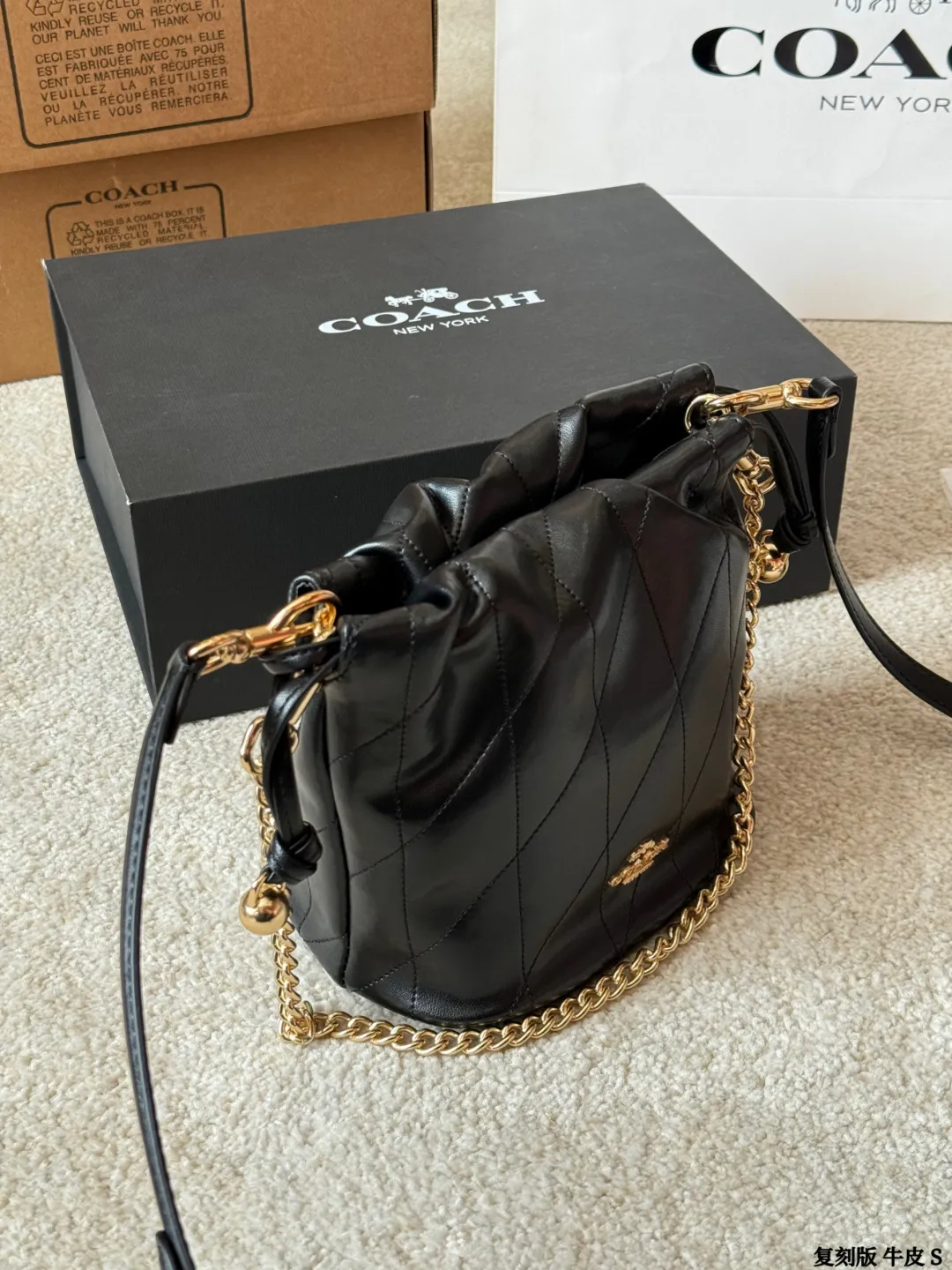 复刻版牛皮 p195 Coach Faye迷你抽绳水桶包 Coach Faye迷你抽绳水桶包,奶白色全皮+金属链条,简约优雅又百搭!抽绳设计超灵活,链条可调节,手提、单肩、斜挎都OK,通勤休闲都能驾驭。包身小巧但容量实用,手机、口红、钥匙轻松收纳。柔软皮质+褶皱细节,质感满分,秋冬搭配裙子或牛仔裤都很出彩,温柔又俏皮,是穿搭点睛之选 尺寸 18 15cm