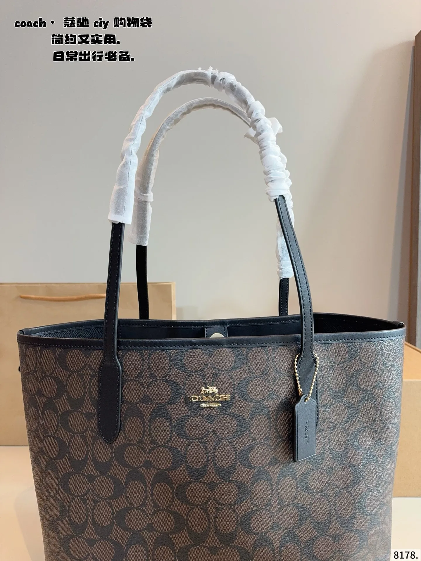 p165.配礼盒🎁. 蔻驰COACH 托特包 购物袋 逛街真的无敌实用好嘛 简单百搭 颜值高 日常出街首选 潮酷时尚女孩必入款尺寸：32*16*30.cm