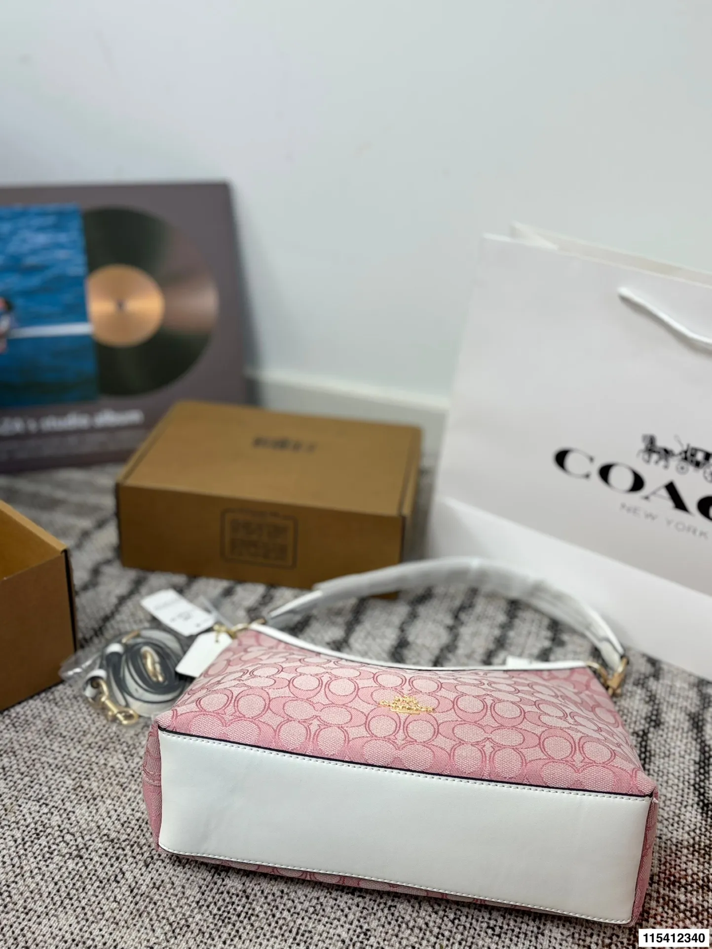 p150 配礼盒 蔻驰托特包，除了好看还是好看，托特包造型简单又好用关键是超好看，轻便，缤纷又结实。分分钟成为街上最具回头率的时尚单品！尺寸：29.21