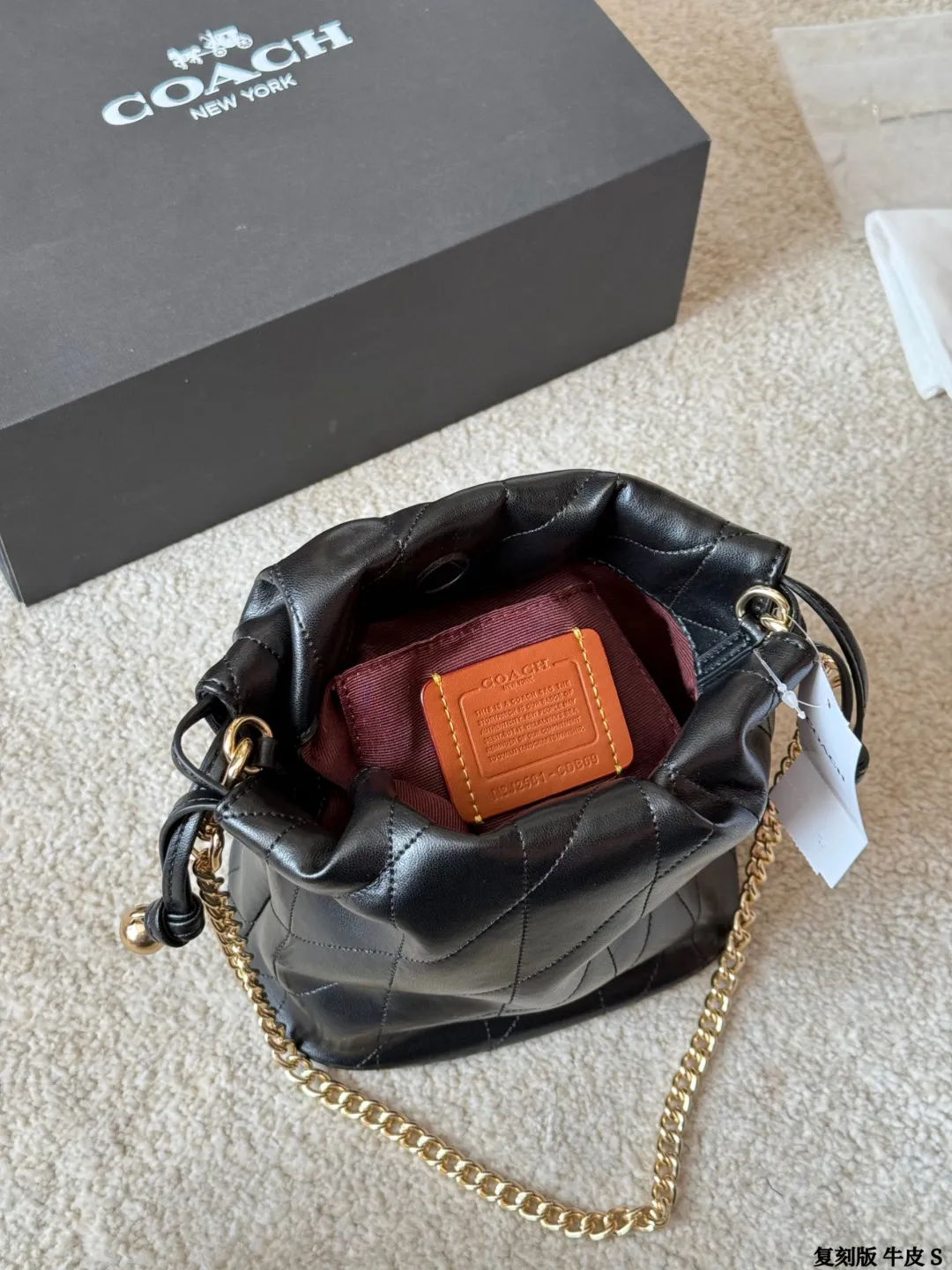 复刻版牛皮 p195 Coach Faye迷你抽绳水桶包 Coach Faye迷你抽绳水桶包,奶白色全皮+金属链条,简约优雅又百搭!抽绳设计超灵活,链条可调节,手提、单肩、斜挎都OK,通勤休闲都能驾驭。包身小巧但容量实用,手机、口红、钥匙轻松收纳。柔软皮质+褶皱细节,质感满分,秋冬搭配裙子或牛仔裤都很出彩,温柔又俏皮,是穿搭点睛之选 尺寸 18 15cm