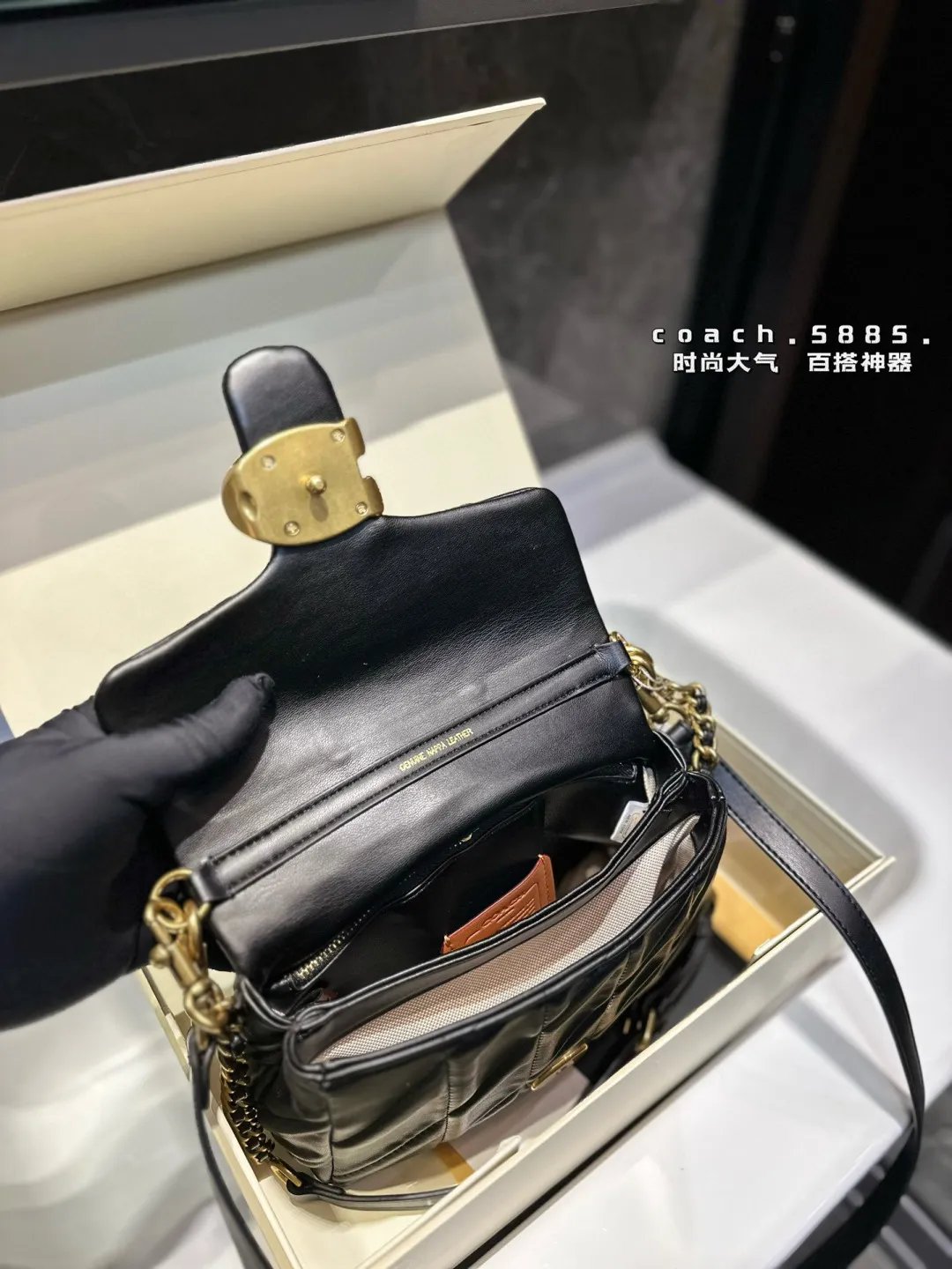 ❤️p200(礼盒包装)❤️ 蔻驰|COACH8月黑色方胖子|coach Tabby蔻驰|COACH 8月新款黑色方胖子|Square Tabby黑色方胖子来咯 链条拼接皮质是腋下肩带复古水洗羊皮,自重轻便,随意搭配 尺寸20*16