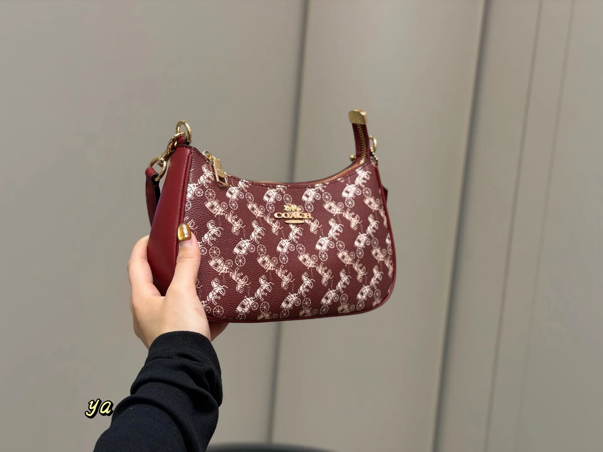 ¥130 飞机盒 size:24*13*7cm 蔻驰 Teri腋下包 ,香不蕾 腋下包设计天花板了哦! 配有2条肩带, 单肩斜挎都可以! 颜值💯💯💯 搜索🔍coach 蔻驰 腋下包