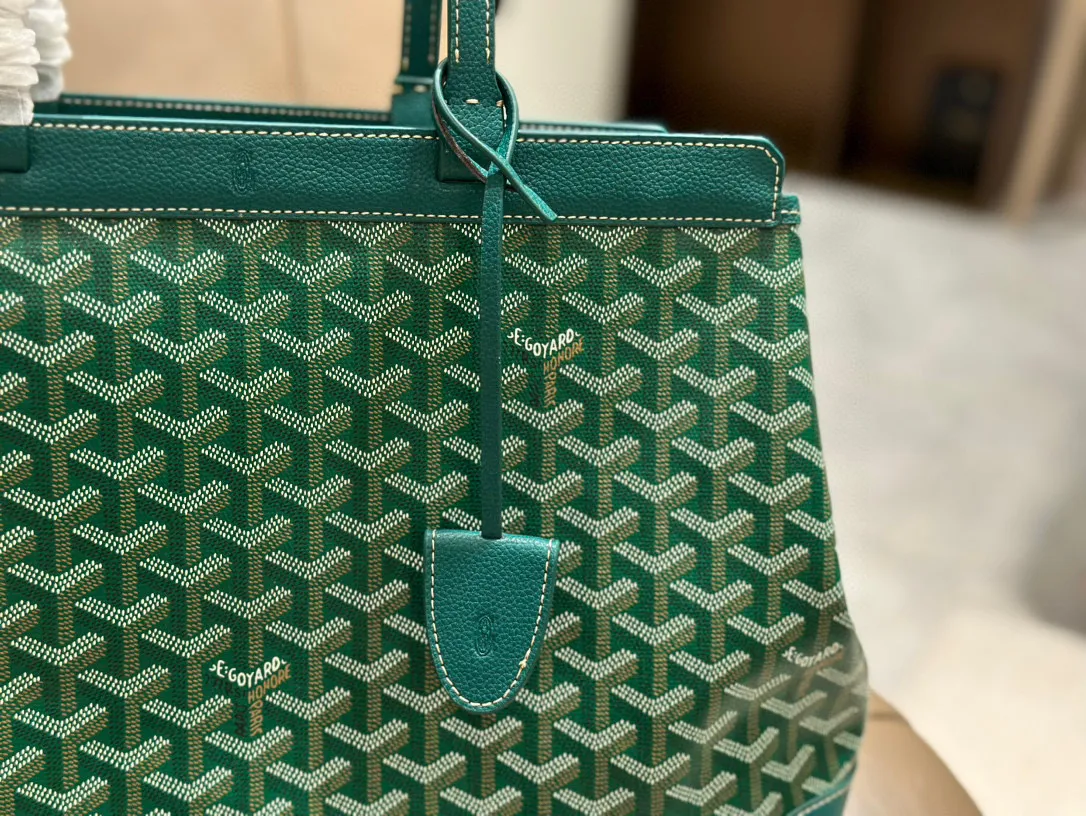 戈雅购物袋 p180 goyard Bellechasse Biaud通勤包白领金领必备款哦 通勤包,有型又轻便 内部底部附有底板,有支撑力, 并且是唯一-- 款自带包夹的款式36×26无盒