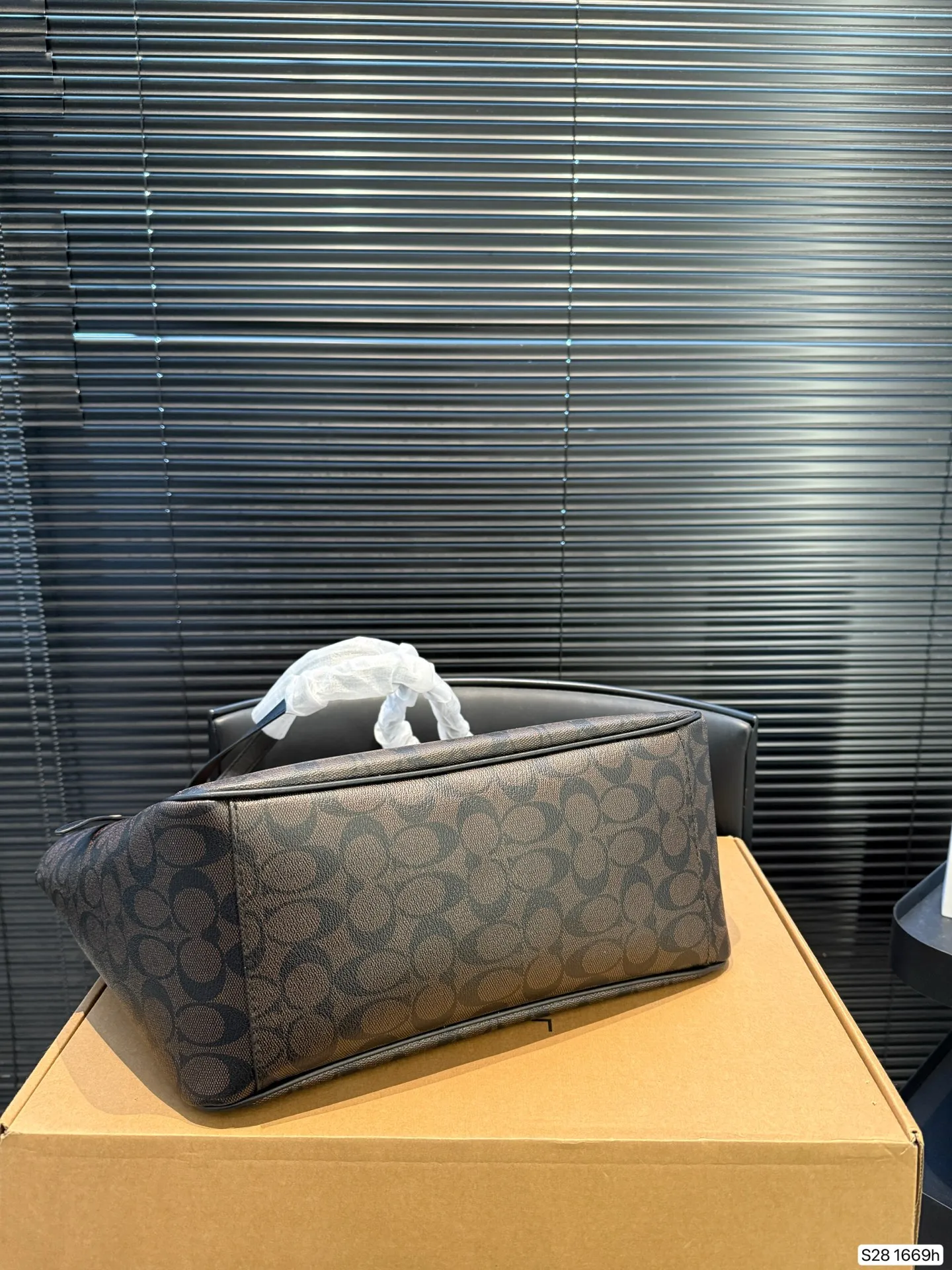 P190 配盒子 蔻驰实用通勤包妈咪包秋冬托特包 蔻驰COACH #coach托特包 手感软糯且富有质感,肩带可调节,手拎单肩都很不错,非常秋冬的一款,容量也很好,尺寸31 25 货号1669