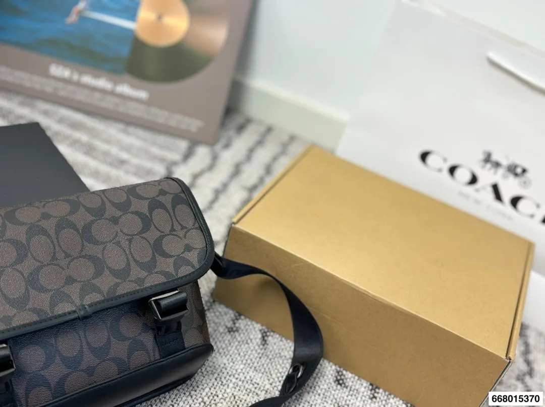 p150配礼盒 COACH男士League二合一混合斜挎包这款二合一混合斜挎包,中性风格,男女皆可背,情侣款组合!肩带句调节长短,单肩,斜挎都可 尺寸28.23