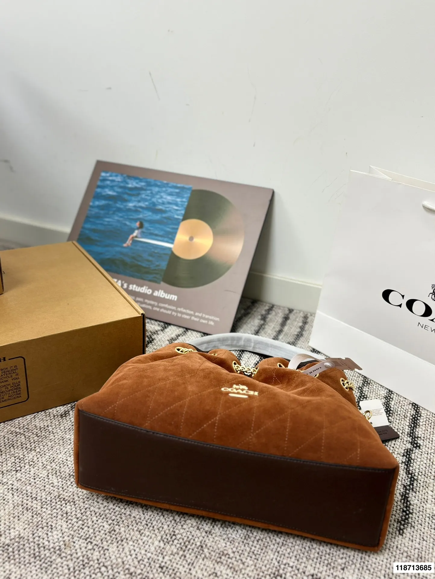 p185配礼盒 蔻驰Coach新款腋下包 流浪包麂皮质感太好啦 颜色搭配很有复古的感觉 高级又不失优雅 超有氛围感 通勤 休闲 约会通通可搭 尺寸34.26