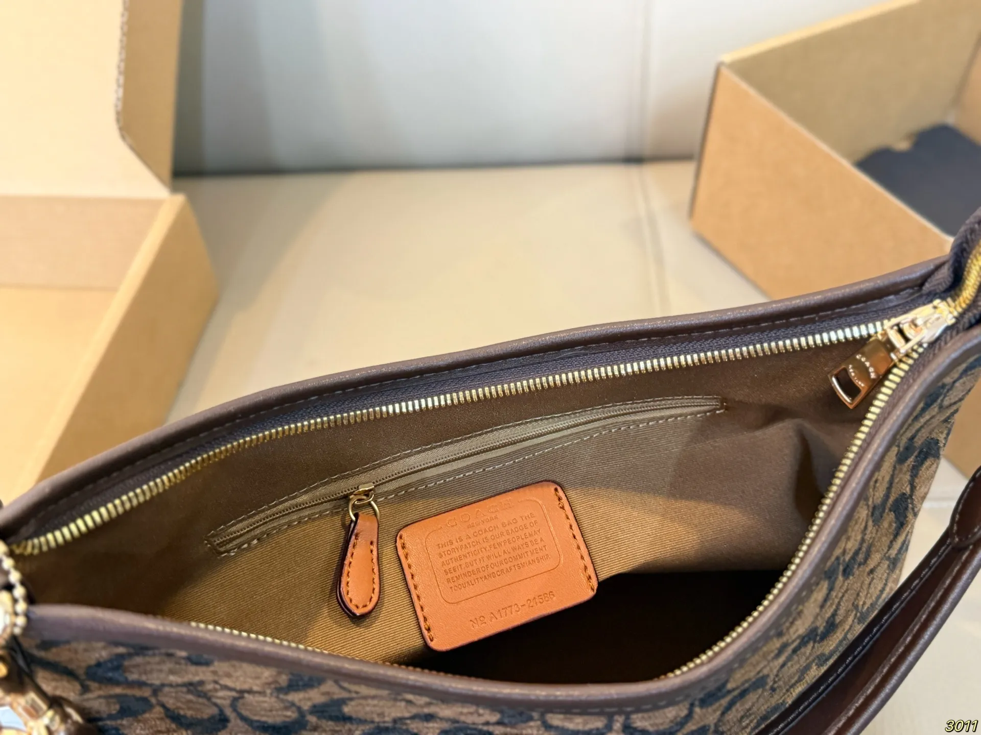 &yen;150飞机盒 蔻驰COACH 雪尼尔腋下包 配长肩带 单肩斜挎皆可 颜色搭配很有复古的感觉 高级又不失优雅超有氛围感 通勤 休闲 约会通通可搭 尺寸29 20